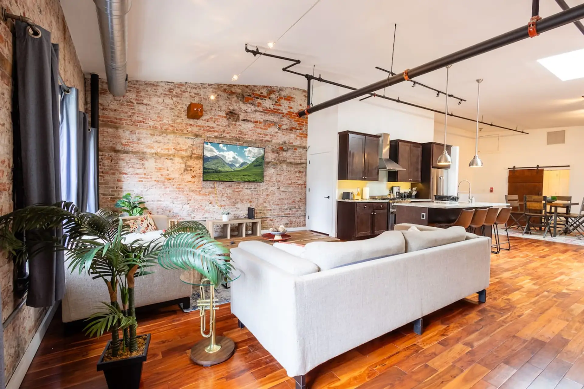 Modern Industrial Retreat in Vibrant Area