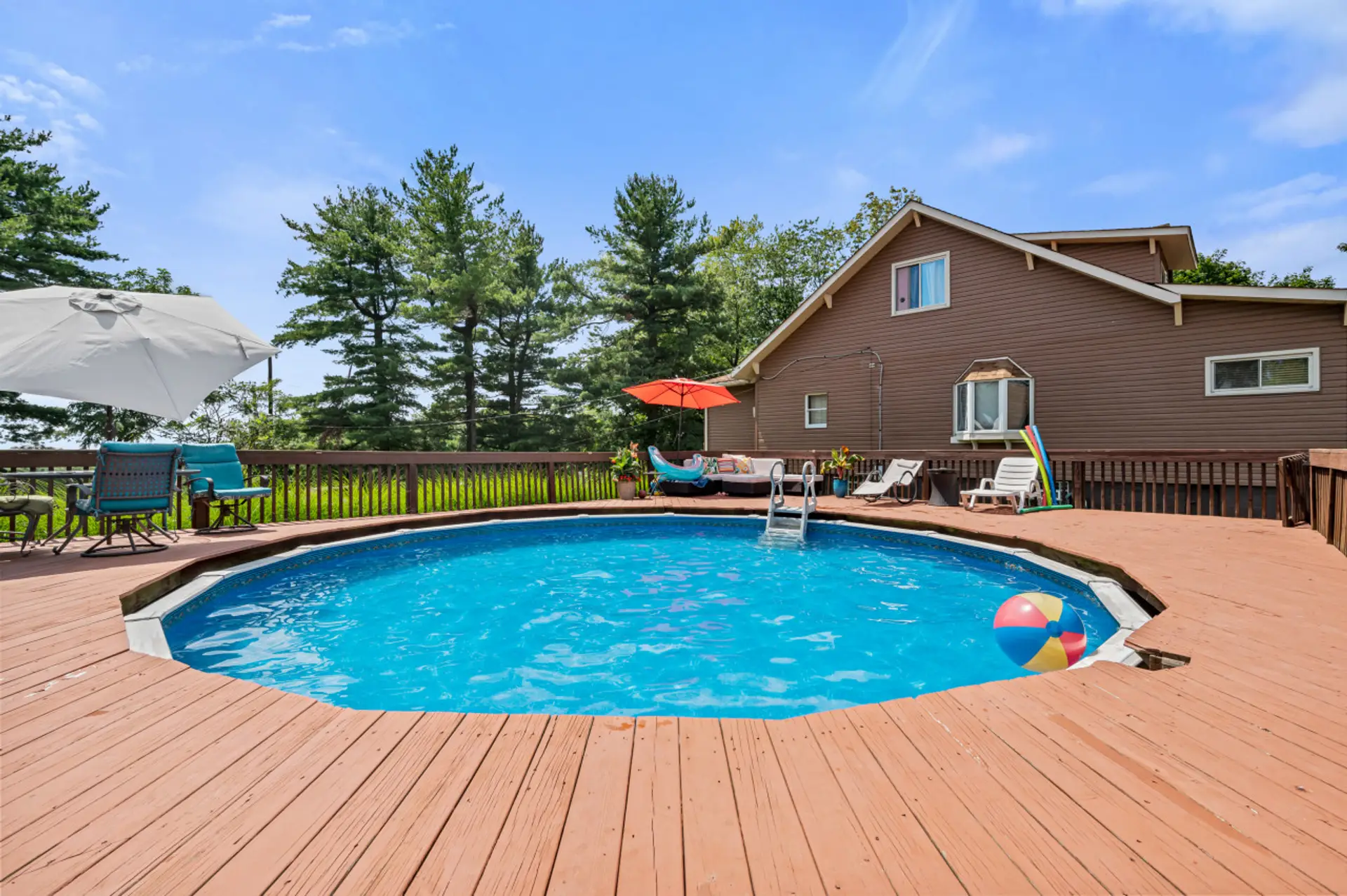 Seasonal pool (Mid May-Mid September)