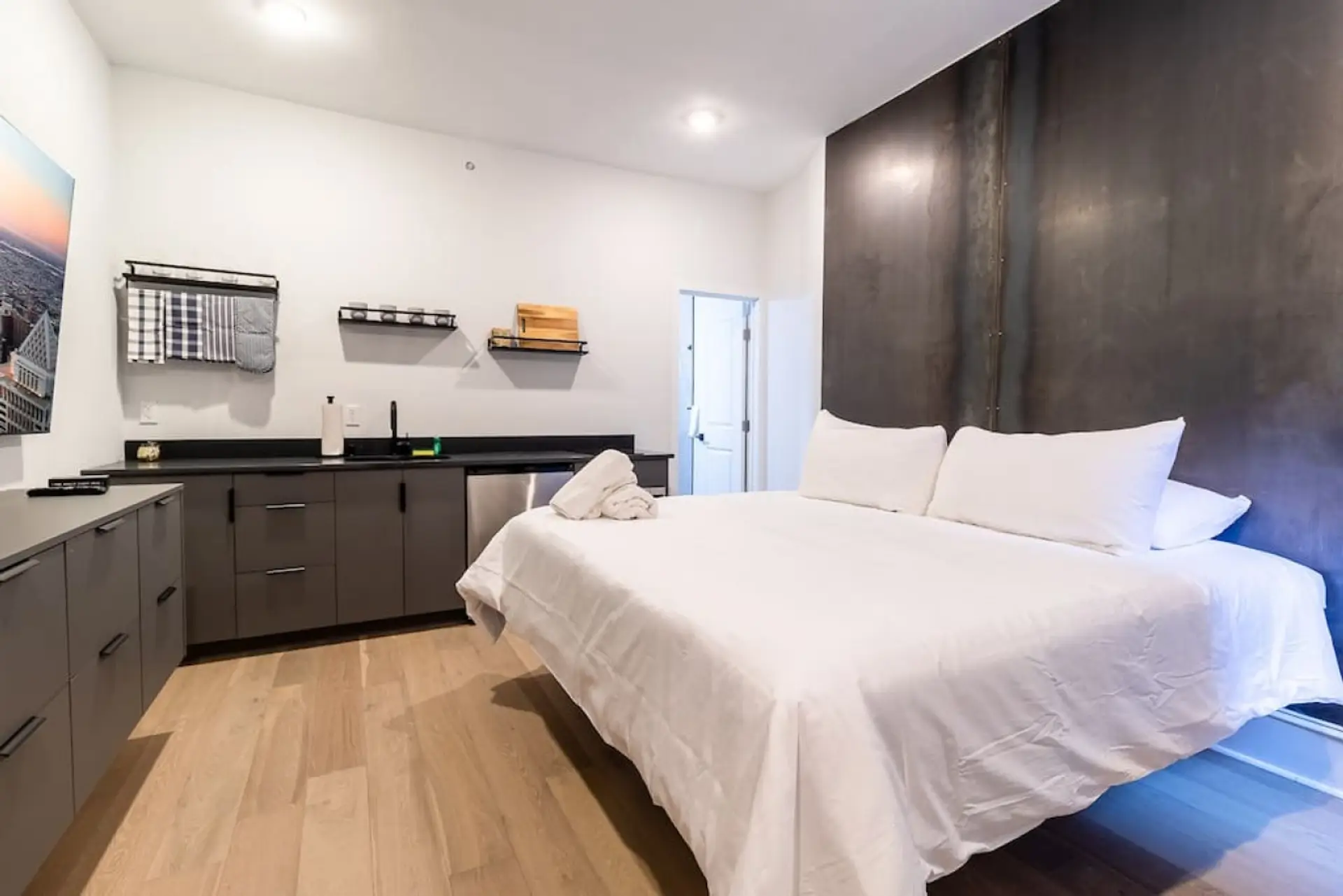 Modern Stylish Studio with Kitchenette, Cozy City Stay