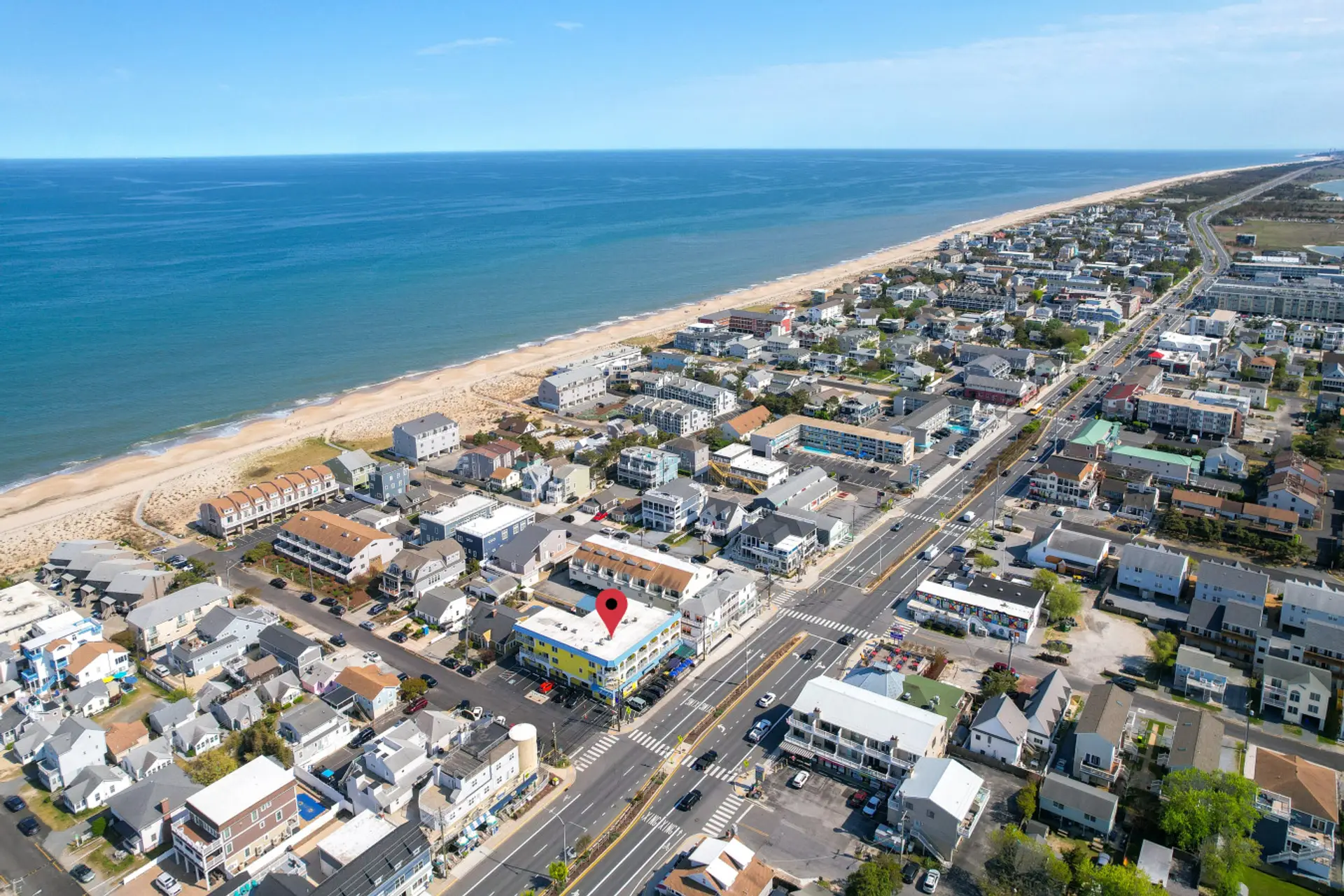 Bright and centrally located property with walkable access to restaurants, shops, and the beach.