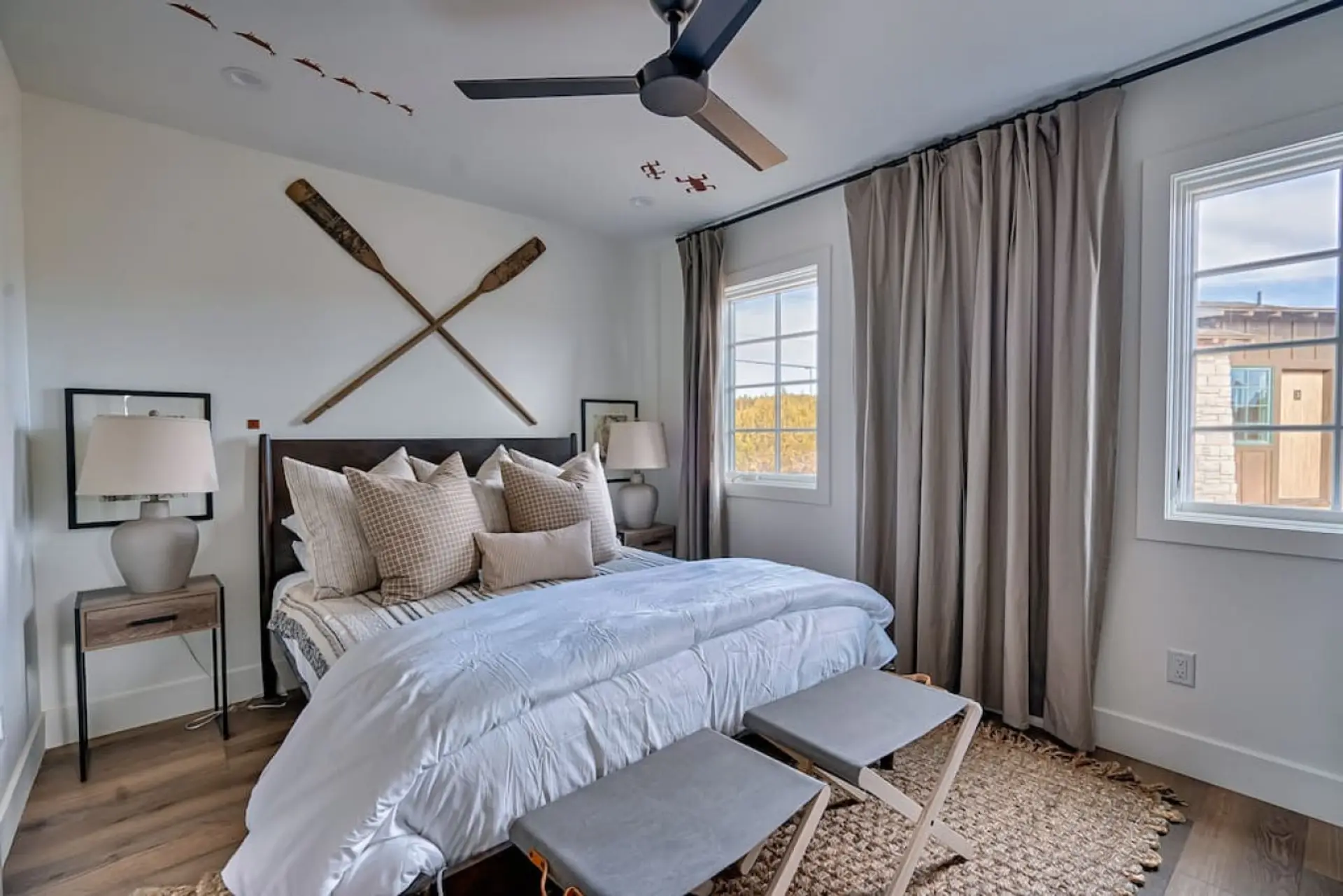 Queen size bed in the bedroom