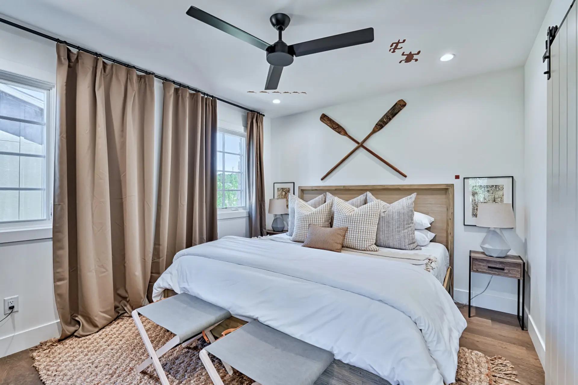 King size bed in the bedroom
