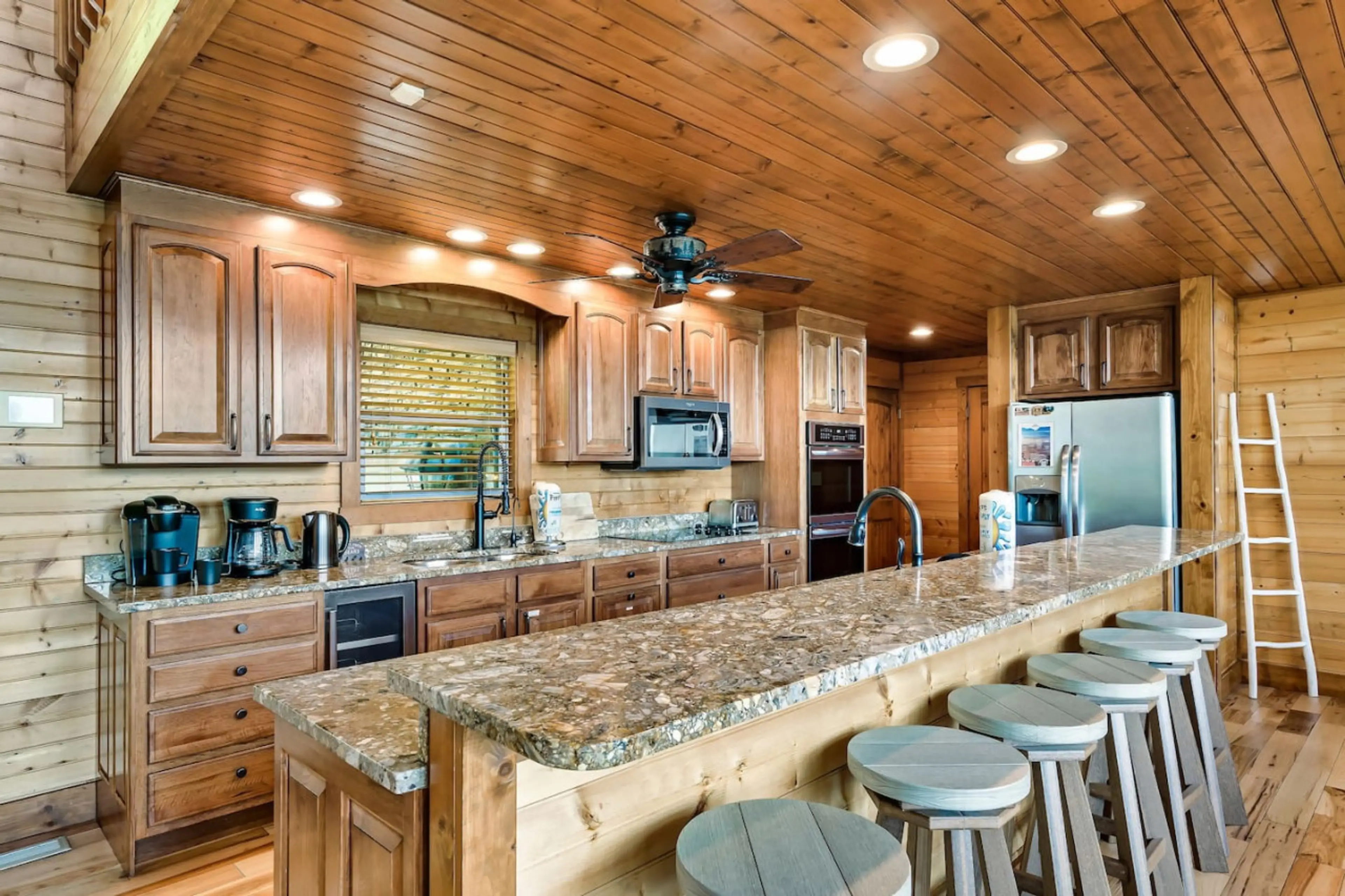 Million Dollar Views • Hot Tub • Game Room • Sleeps 25