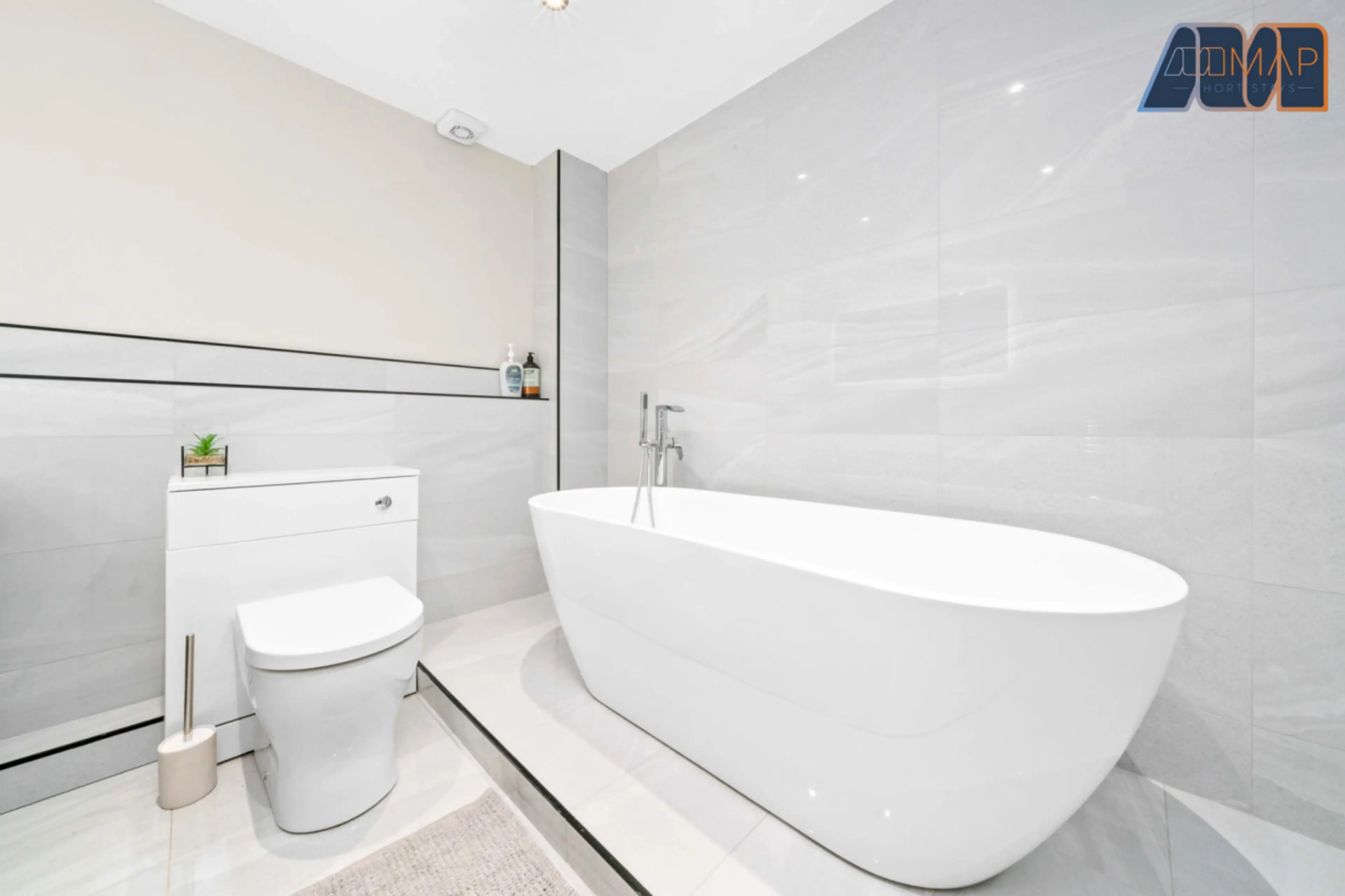 Relax and unwind in this spacious, luxurious bathtub !