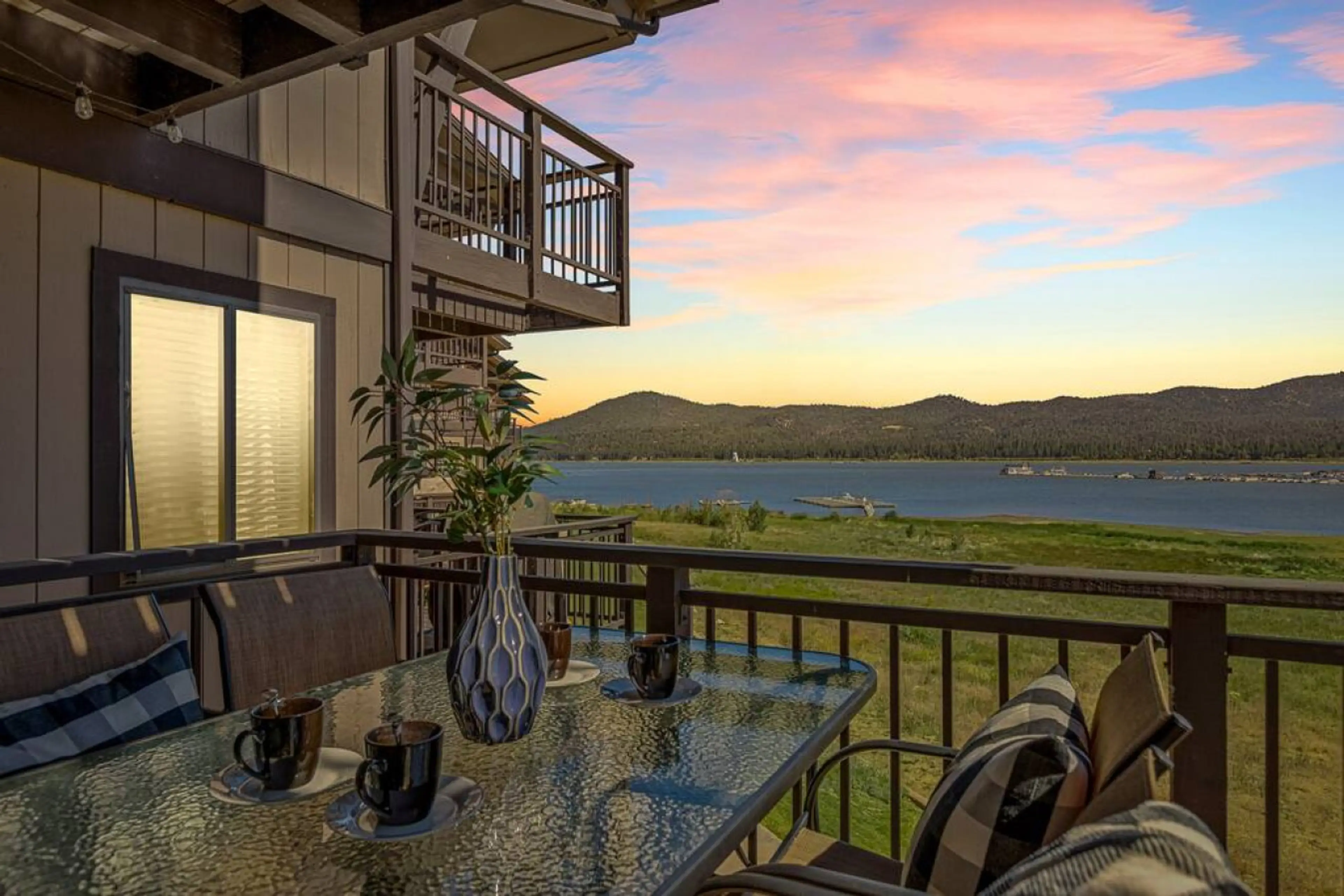 Gorgeous spot to dine while taking in the scenic view of the lake.
