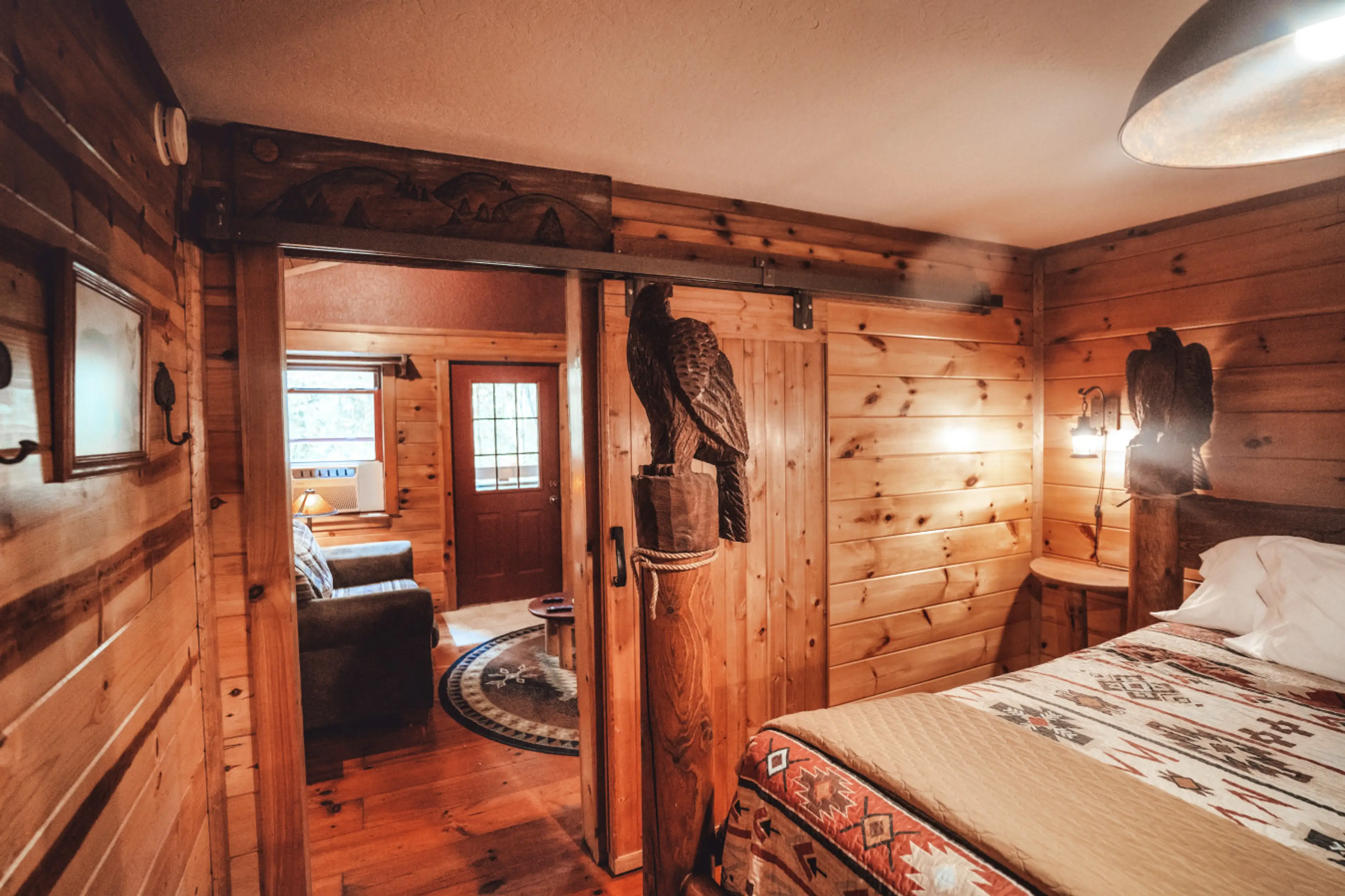 The Great Frontier - Couples Cabin, King Bed, 12 Acres