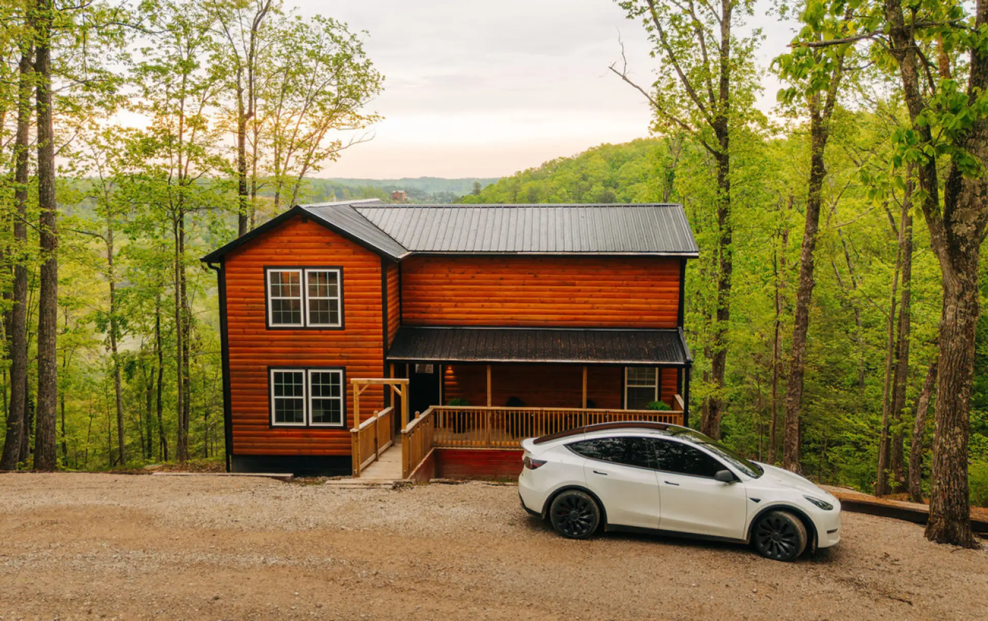 The entryway and driveway as you pull up to Shawnee Retreat in Frenchburg.