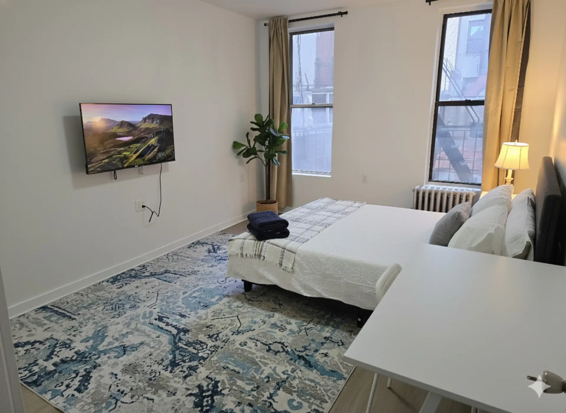Large and Bright Bedroom with TV. Queen bed w/ black out curtains and quiet.