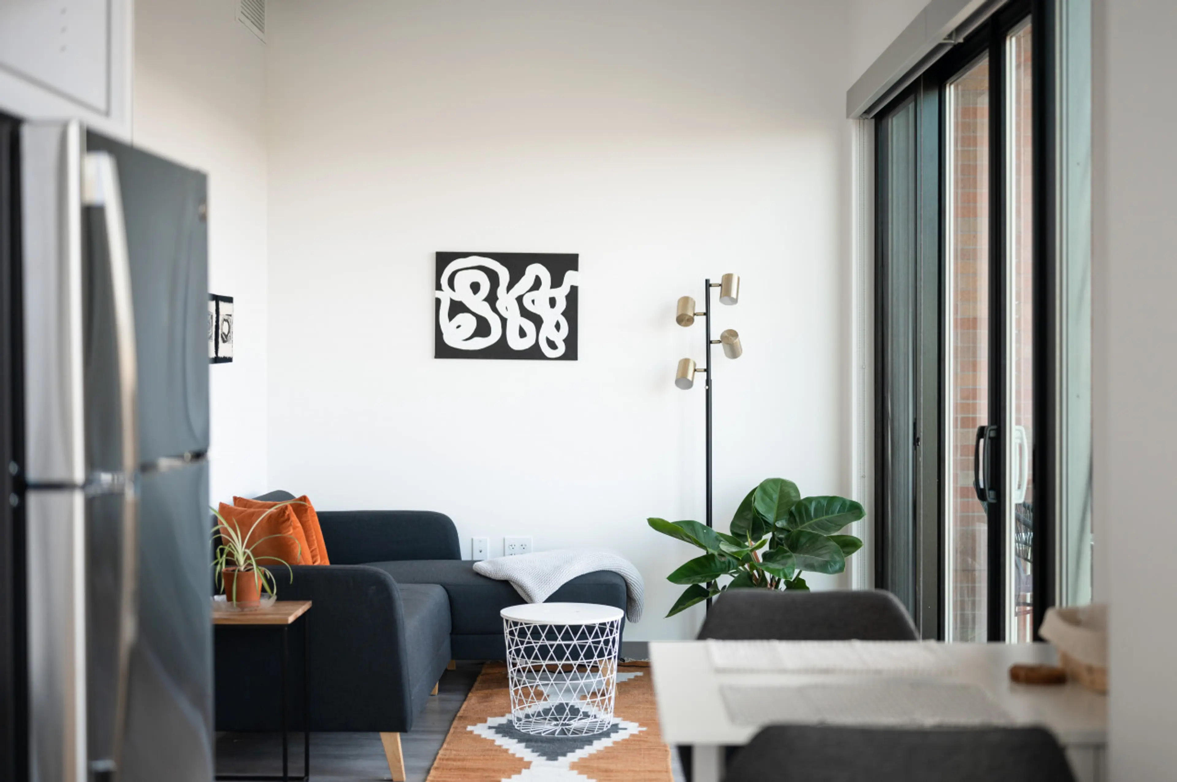 Relax and dine in this cozy combo space 🍽️🌿