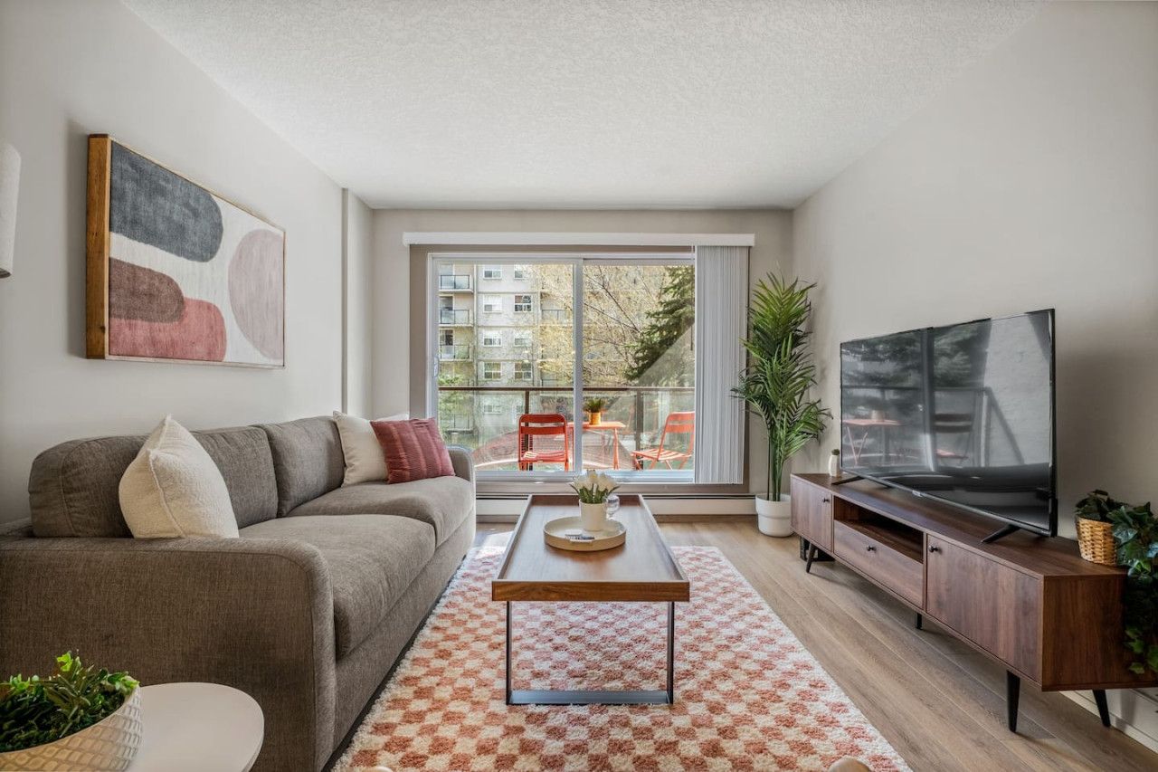 King Bed, Gym + A/C, Free Parking, By 17th Ave