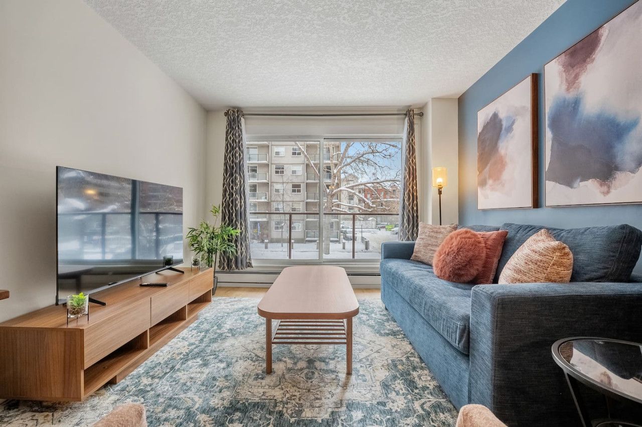 Sleeps 6, King Bed, Gym + A/C, Free Parking