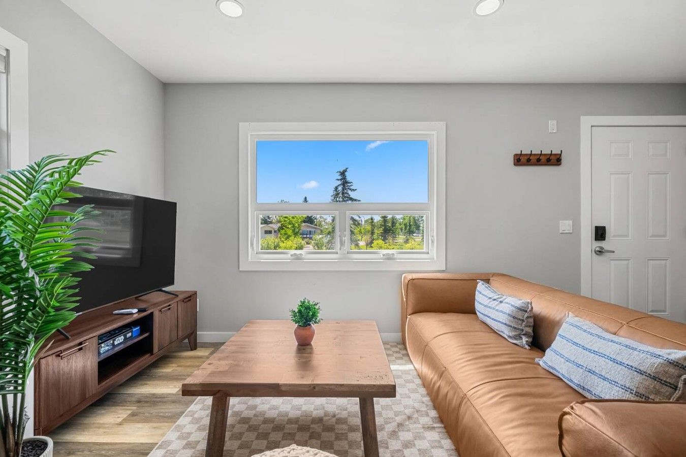 Upper Suite, King Bed, Patio + Yard, Parking