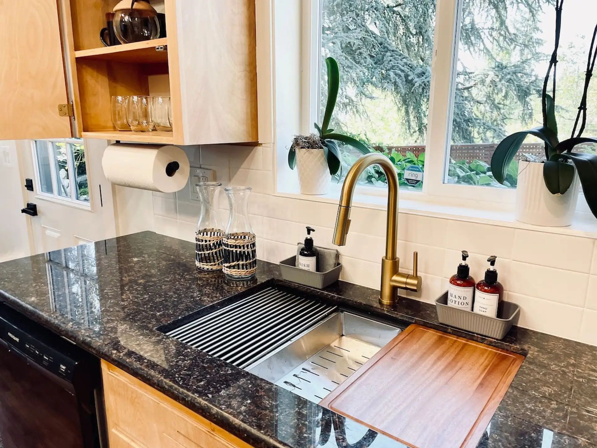 A chef's dream: our deep workstation sink allows you to chop, rinse, and dry with ease in a high-end, functional kitchen.