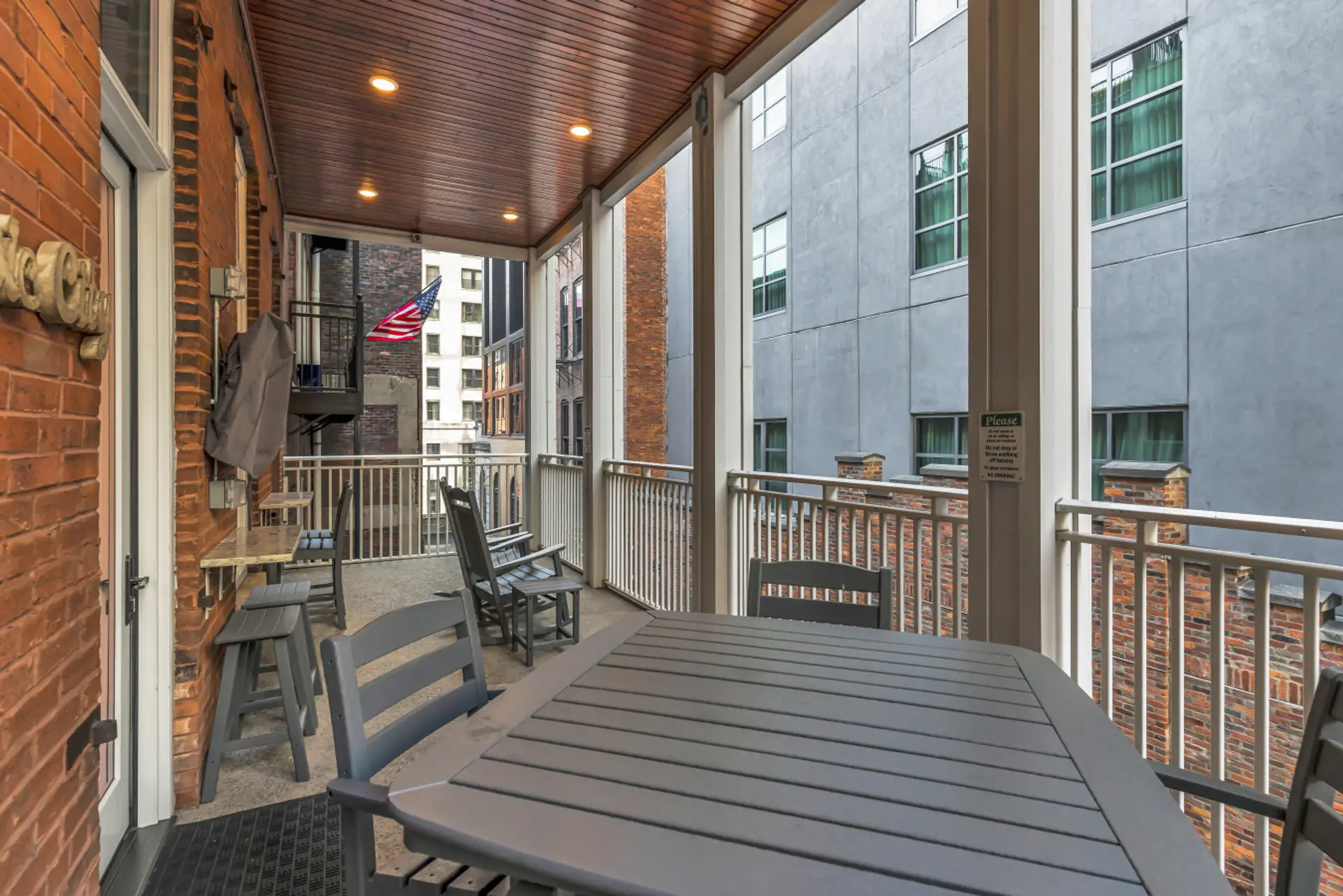 Private Balcony over Printers Alley!!