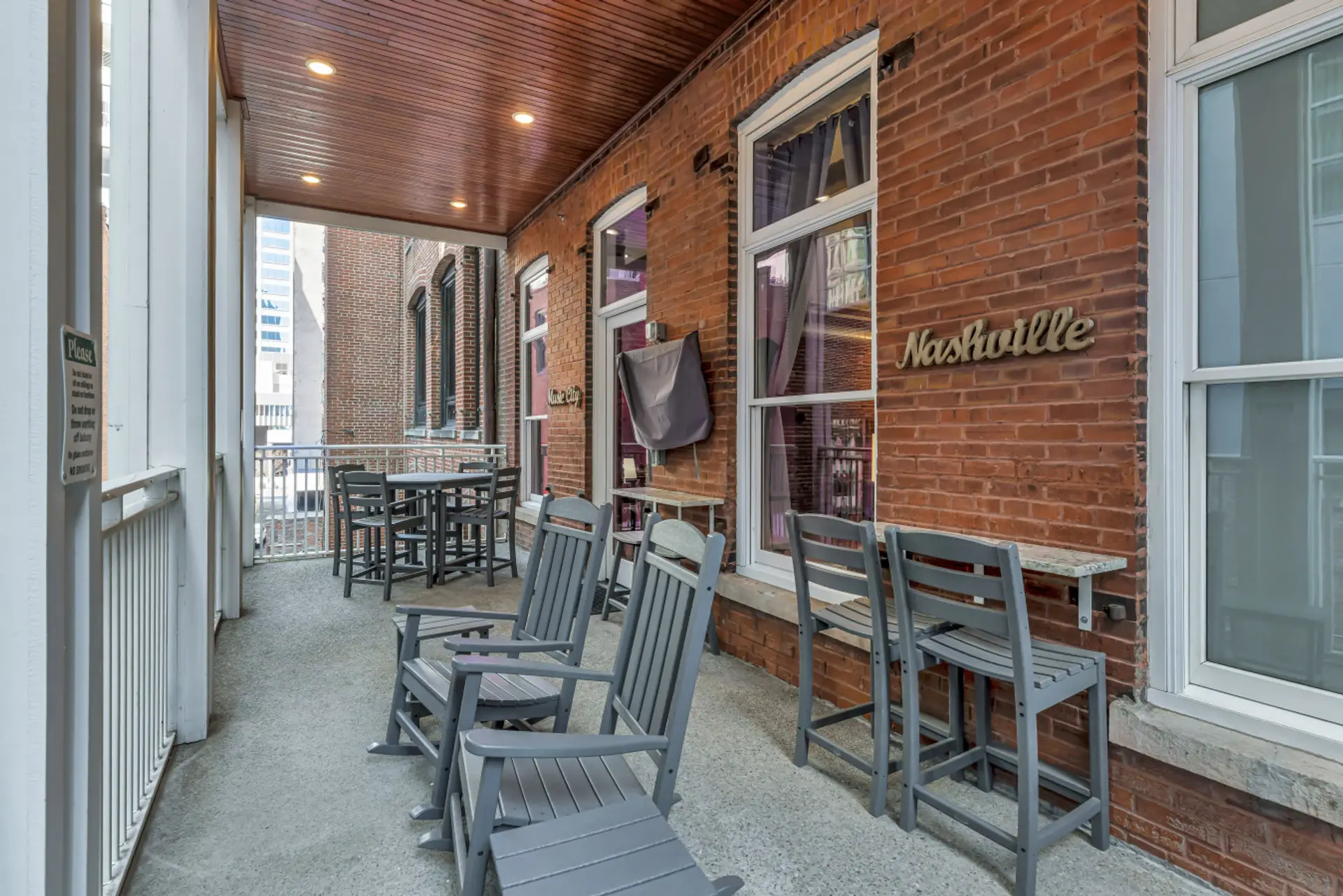 Private Balcony over Printers Alley!!