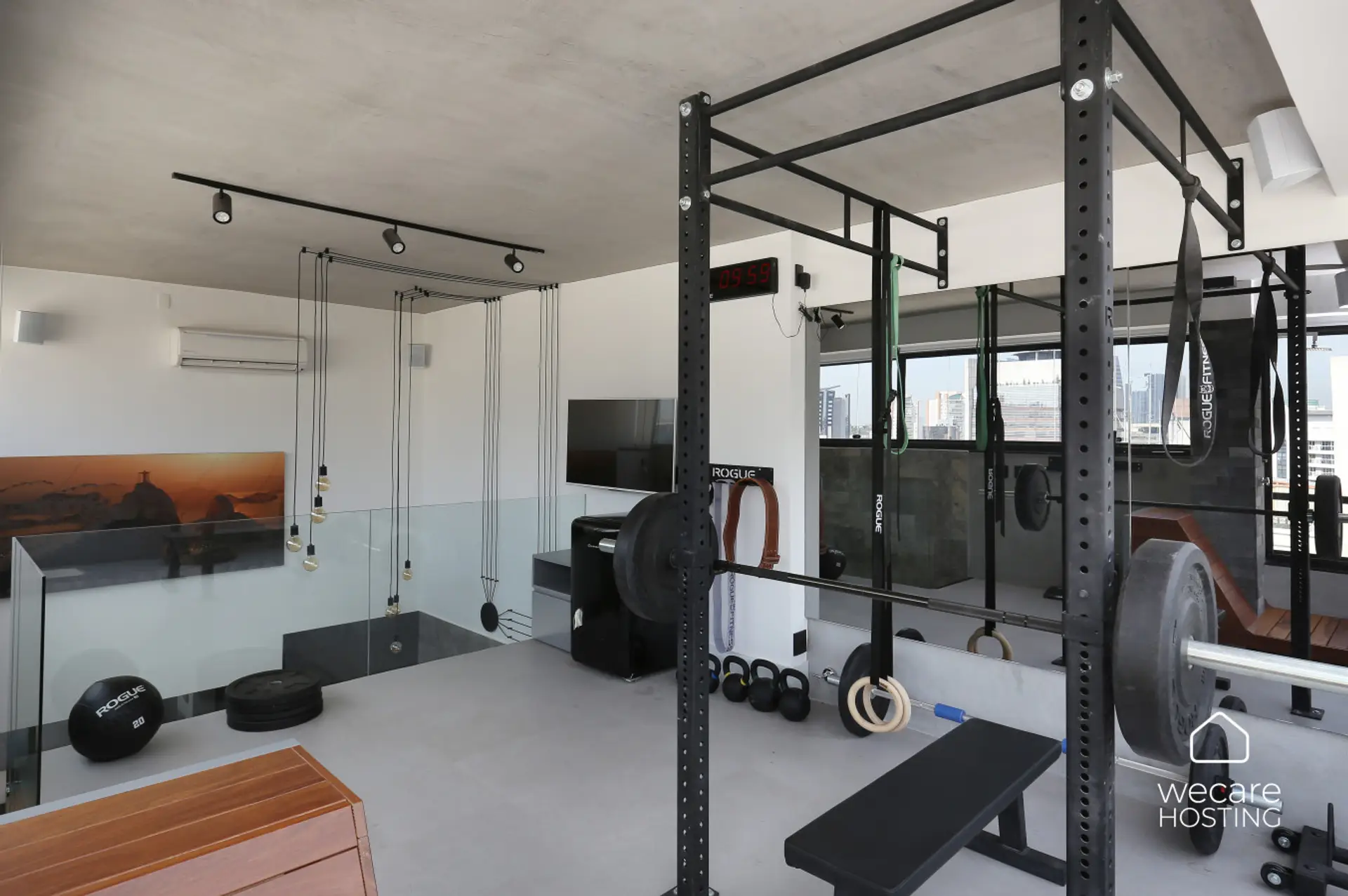 Esta academia privativa de luxo é um verdadeiro estúdio de performance, totalmente equipada com a linha premium Rogue Fitness — incluindo rack profissional, pesos livres, kettlebells e argolas. Com ar-condicionado, Smart TV, frigobar e um sofisticado proj