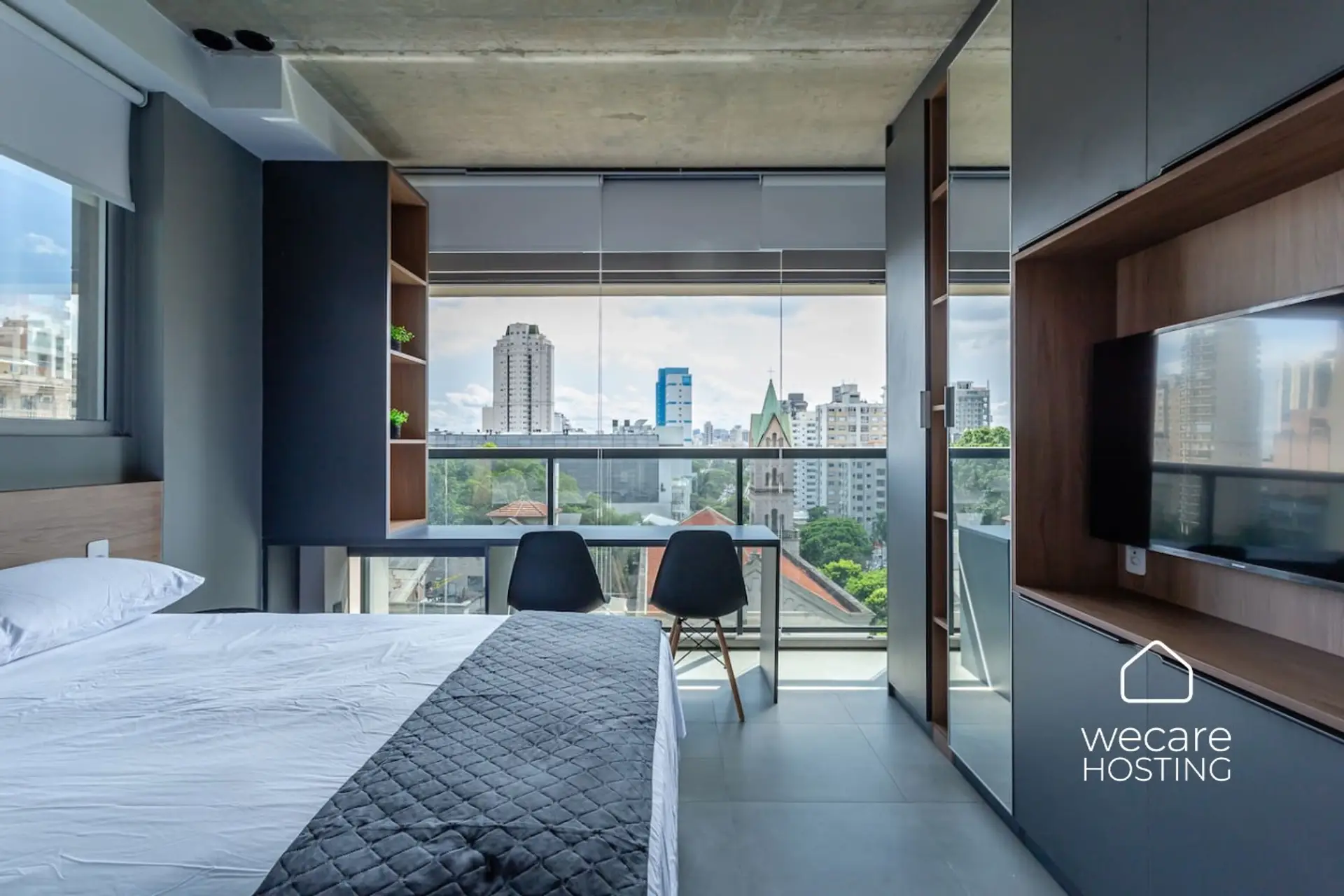Studio compacto e elegante com cozinha equipada, móveis planejados e vista deslumbrante da cidade, ideal para quem busca praticidade e conforto em um só lugar.Quarto moderno e aconchegante com vista da cidade, cama confortável, armários planejados, mesa c