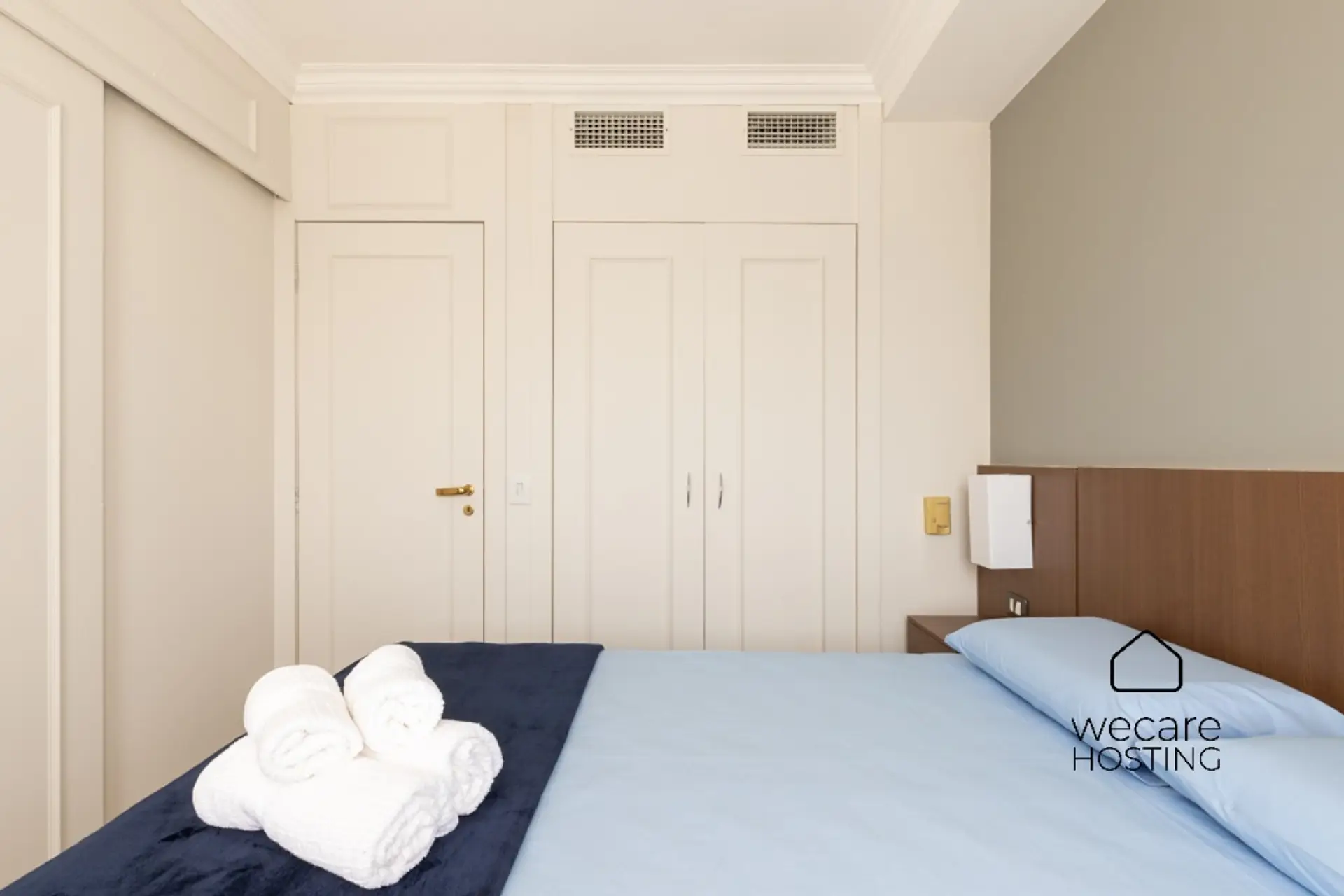 Quarto com cama queen-size aconchegante, enxoval impecável e guarda-roupa espaçoso, mantendo o ambiente organizado e sereno para o seu descanso.