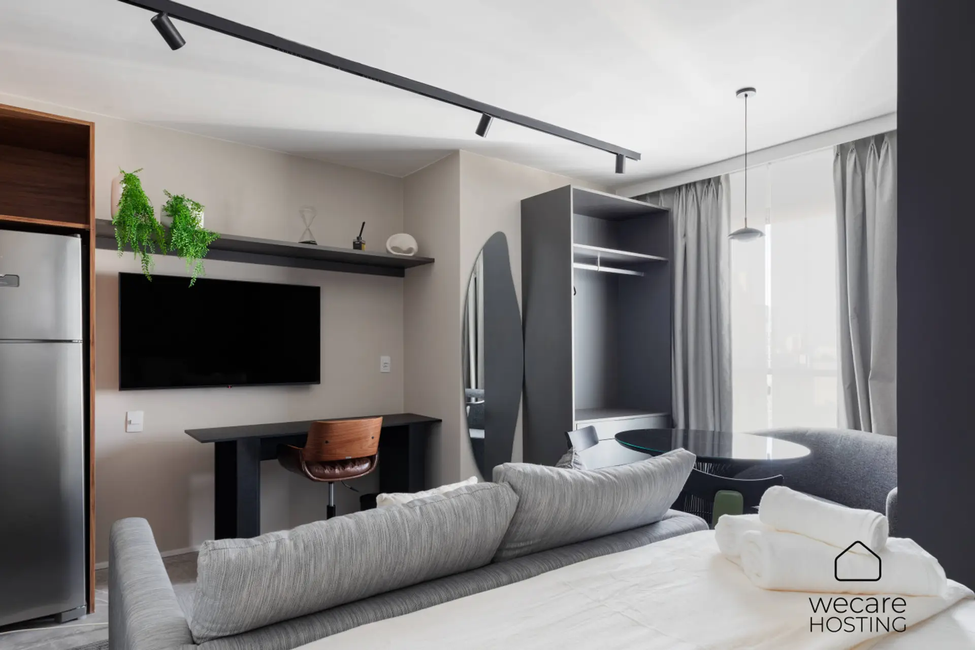 Studio moderno e funcional, com um design sofisticado e acolhedor. O espaço conta com uma área de trabalho, TV, armários amplos e uma charmosa mesa de jantar, além de uma iluminação natural incrível!