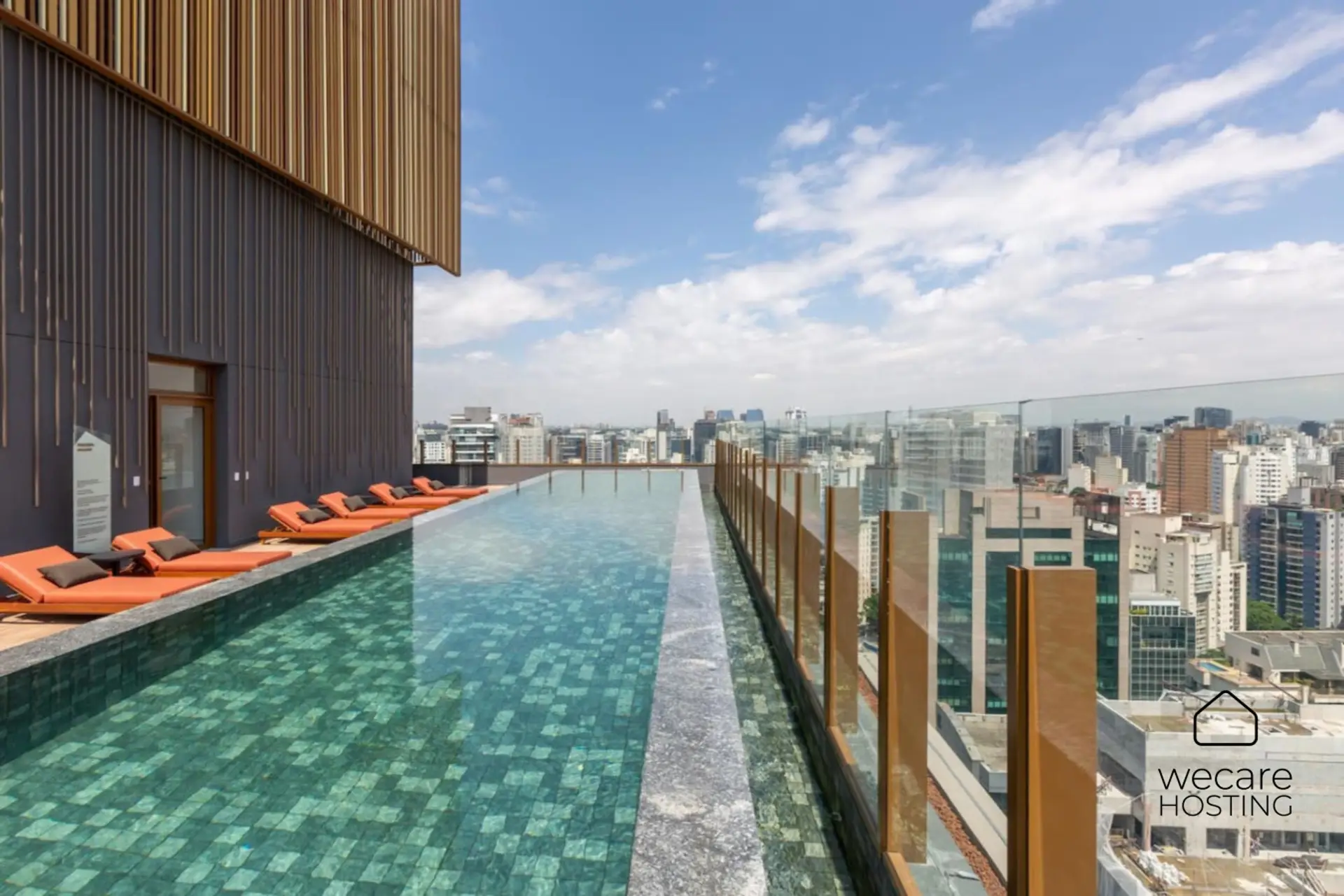 Piscina de borda infinita com vista espetacular para a cidade! Um espaço perfeito para relaxar, tomar sol nas espreguiçadeiras confortáveis e aproveitar momentos incríveis no rooftop desse prédio moderno e sofisticado.