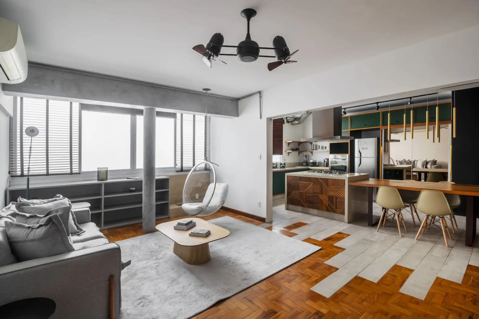Um ambiente moderno e aconchegante, combinando design sofisticado com conforto. O espaço integrado entre sala e cozinha traz praticidade, enquanto os detalhes em madeira e iluminação estratégica proporcionam um toque acolhedor.