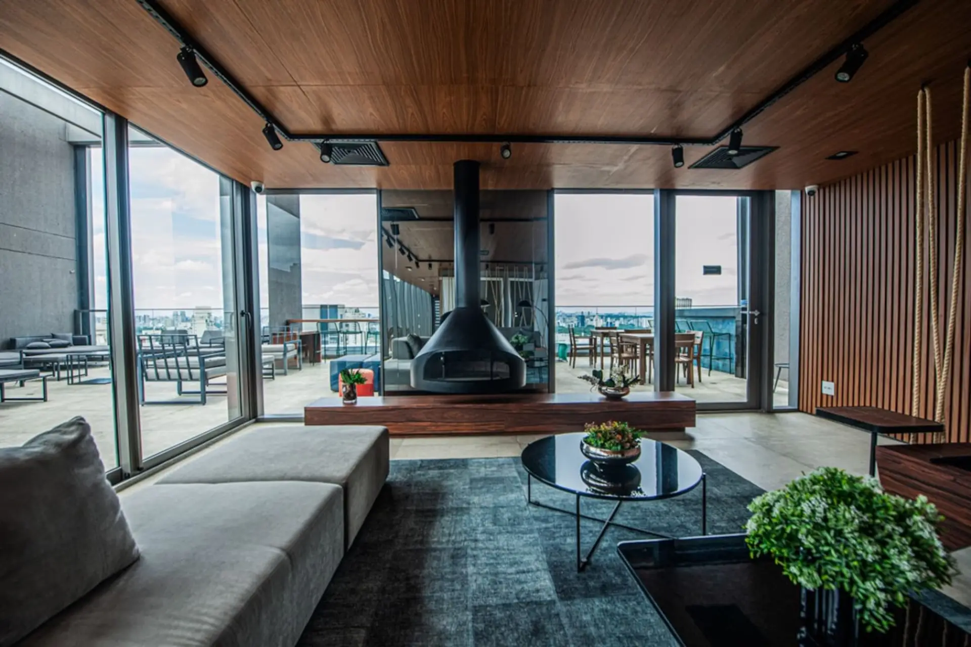 Lareira moderna, decoração elegante e vista panorâmica deslumbrante, este espaço é perfeito para momentos especiais. Seja para uma conversa tranquila ou simplesmente para apreciar a paisagem urbana.
