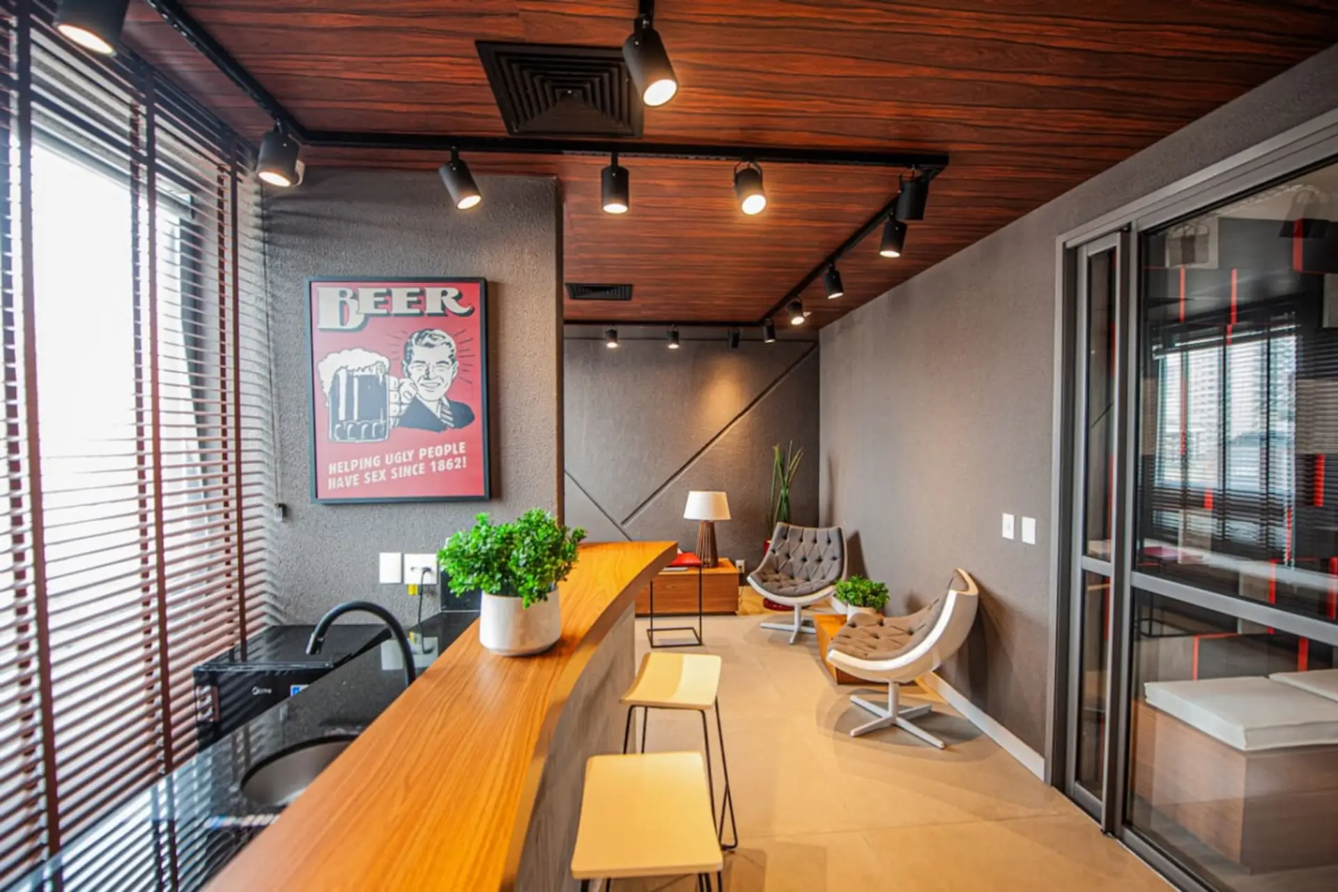 Este espaço combina tons amadeirados, iluminação aconchegante e móveis elegantes, criando o local perfeito para socializar e relaxar. O balcão charmoso e a decoração cheia de personalidade tornam o ambiente ainda mais convidativo.