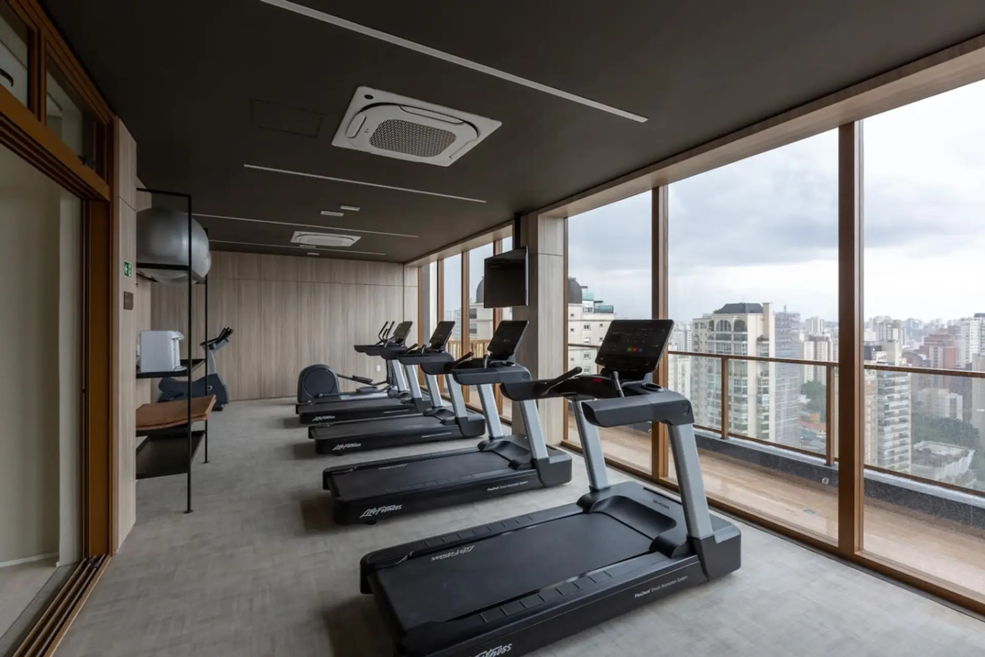 Academia moderna com vista panorâmica da cidade! Um espaço completo para seus treinos, equipado com esteiras, bicicletas e aparelhos de musculação para manter a rotina de exercícios com conforto e estilo.