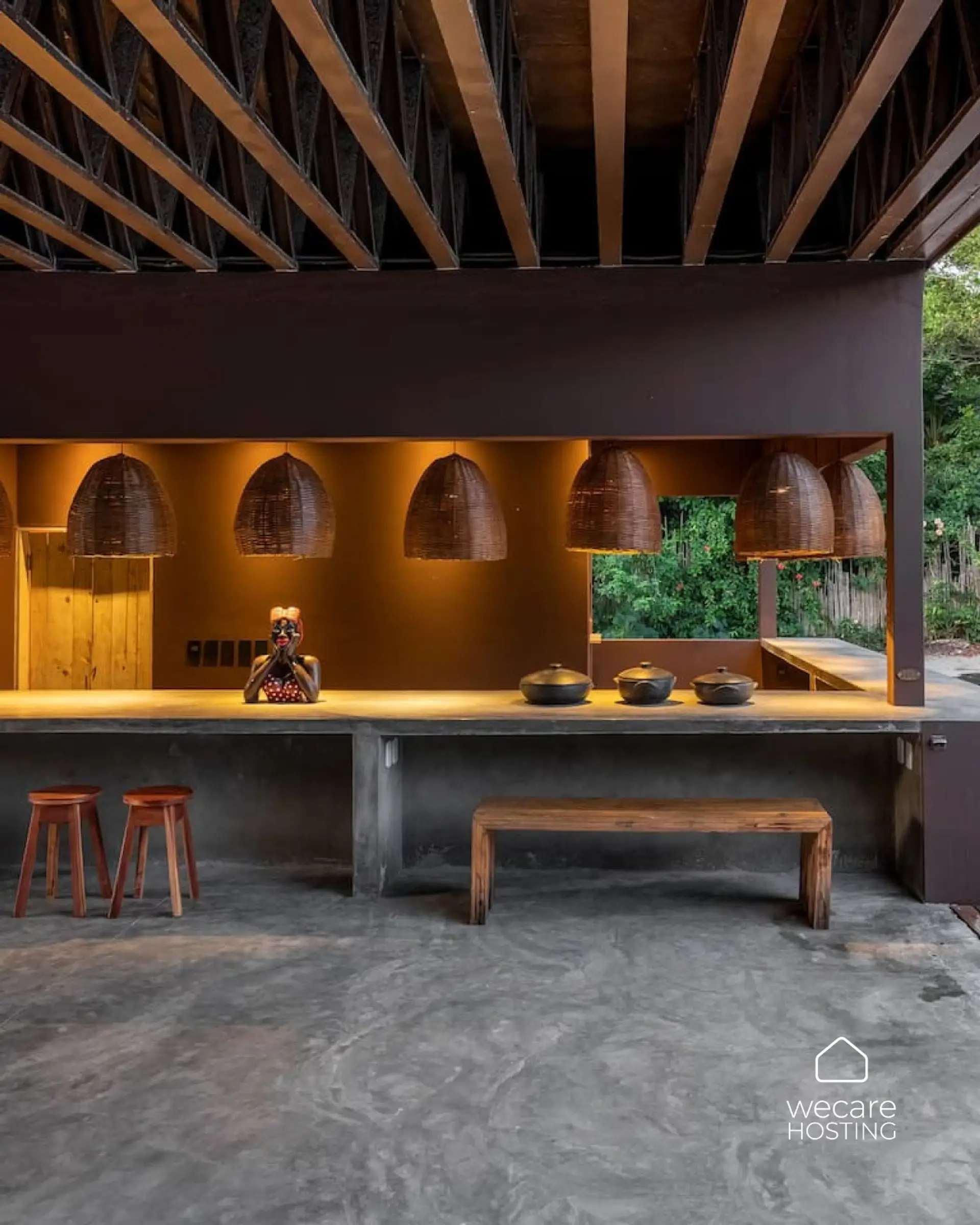 Design rústico-contemporâneo, pendentes de fibra natural e o verde da mata como cenário. A cozinha da Invisible Maraú é um convite para saborear, compartilhar e viver a essência da Bahia.