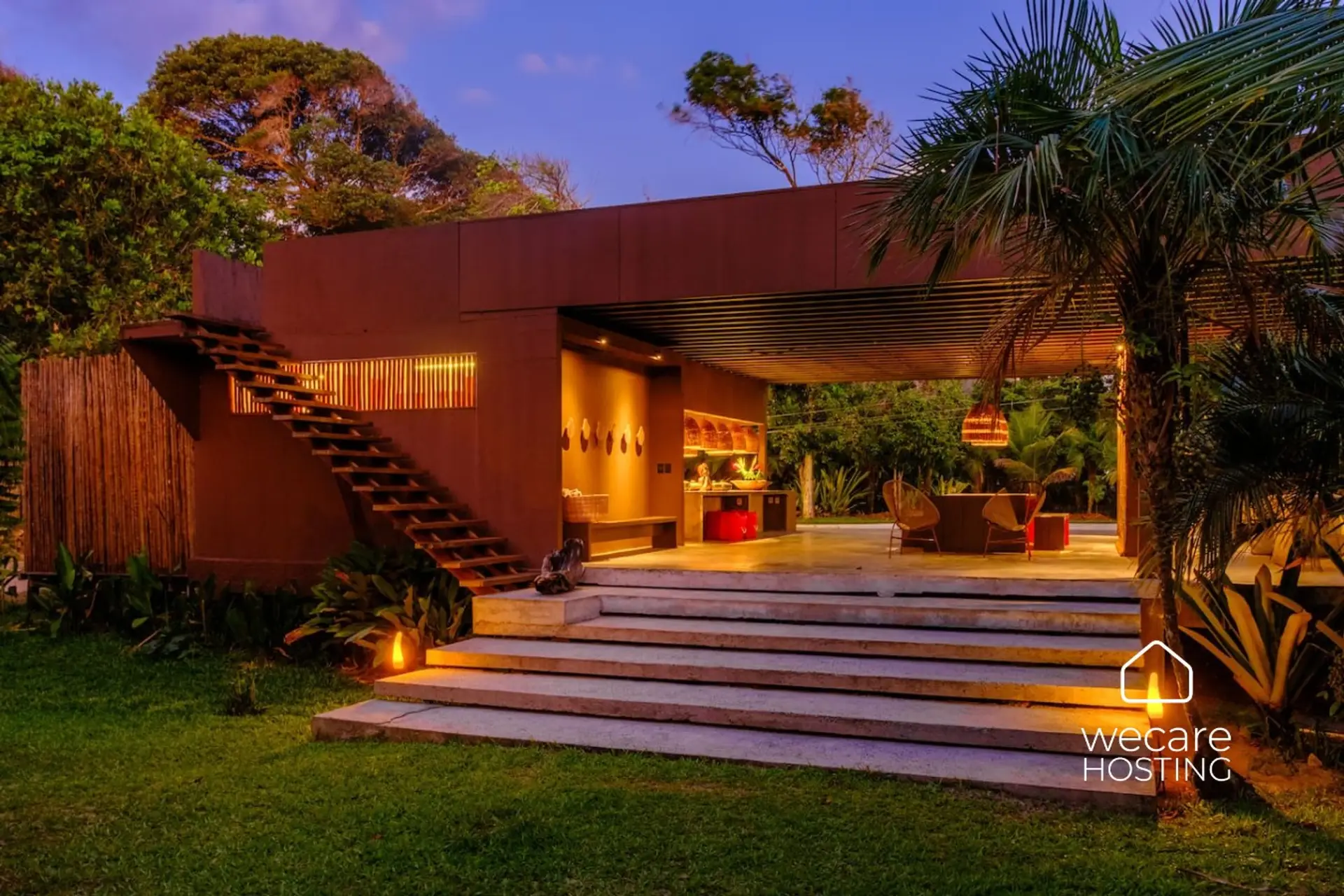 Arquitetura aberta que se mistura ao jardim tropical, iluminada pelo pôr do sol e pelo aconchego das luzes quentes. Um refúgio contemporâneo em plena natureza, pensado para proporcionar bem-estar, conforto e momentos inesquecíveis.