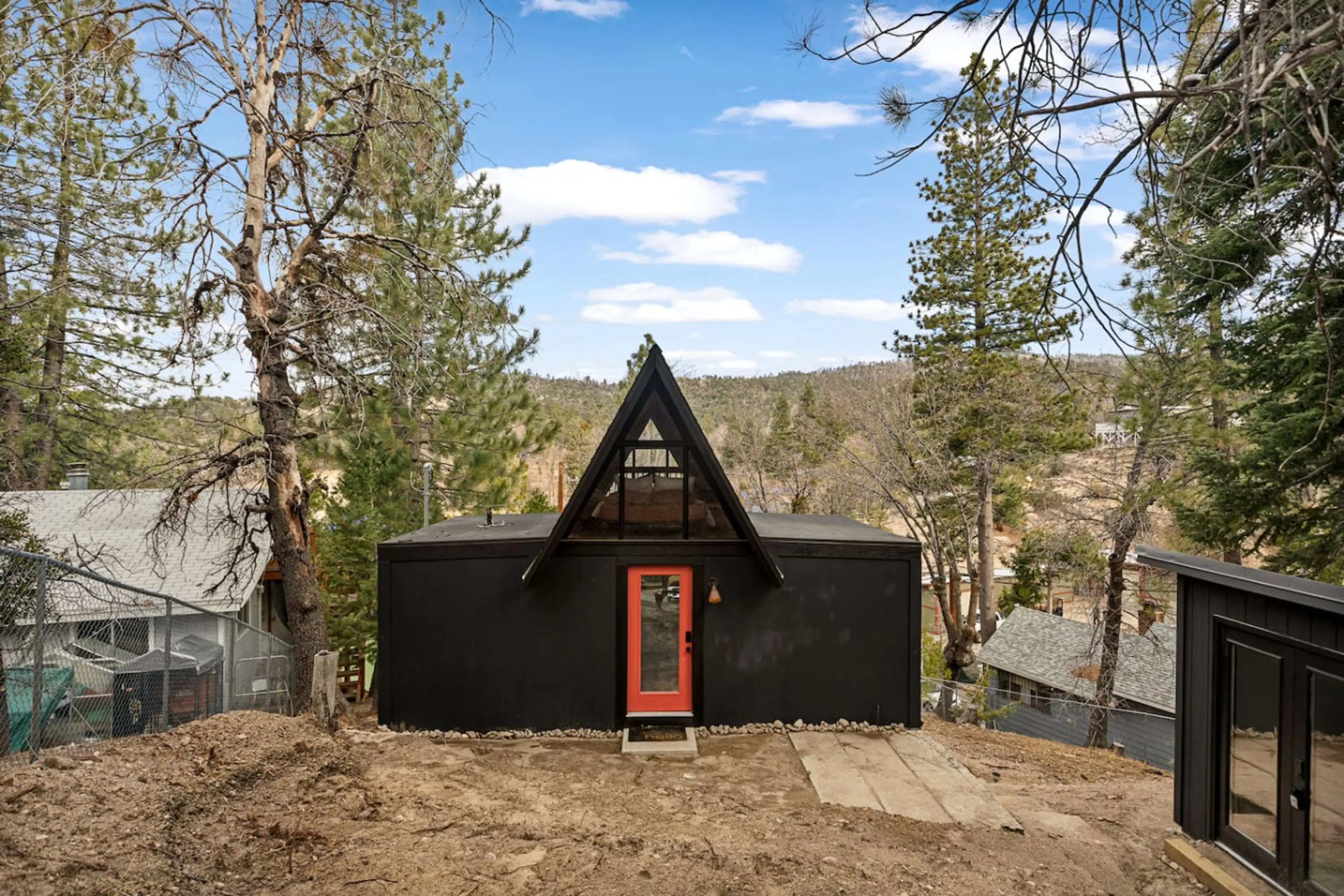 Charming A-Frame Retreat: Experience breathtaking views and unique architecture in nature’s beauty!