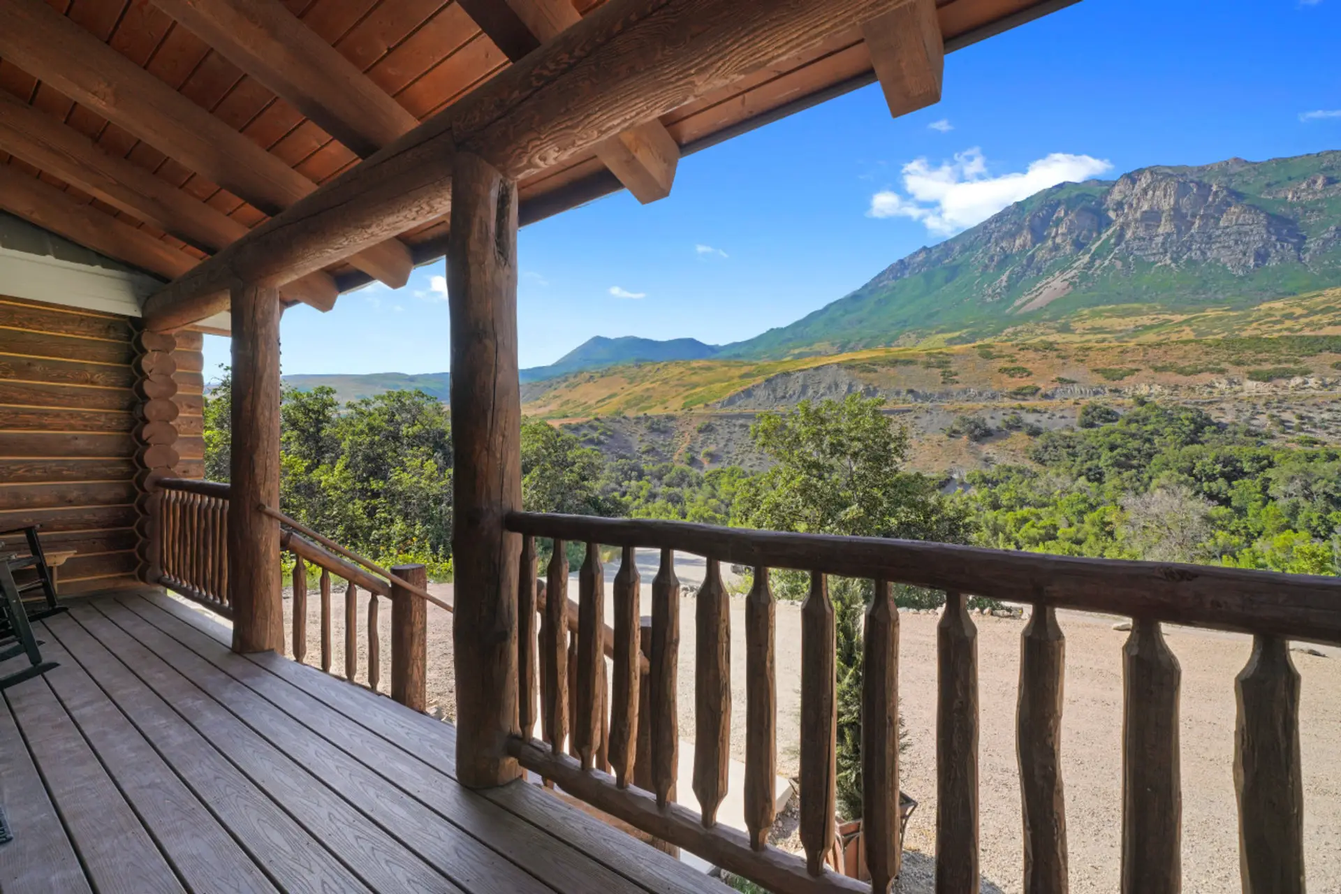 Front deck with perfect view of the mountains