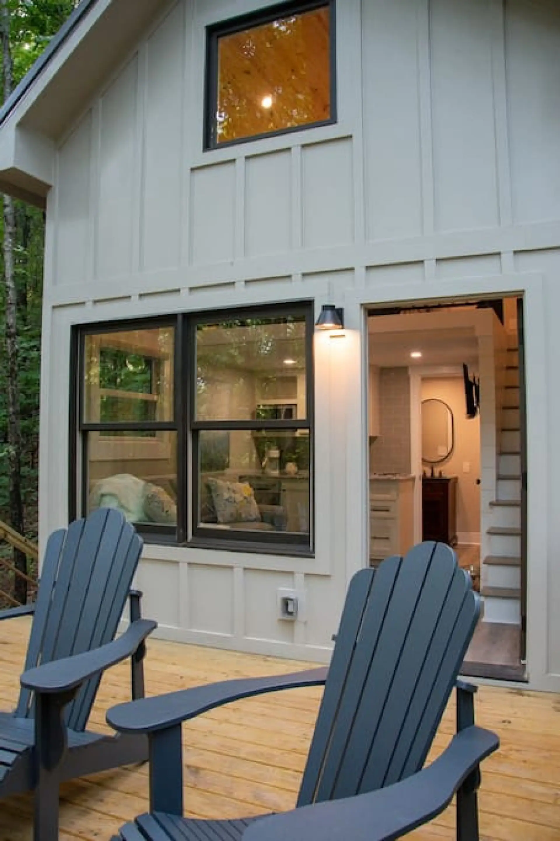 Luxury treehouse with forest views, perfect for a romantic getaway or adventure in nature. Includes a private deck and access to hiking trails.