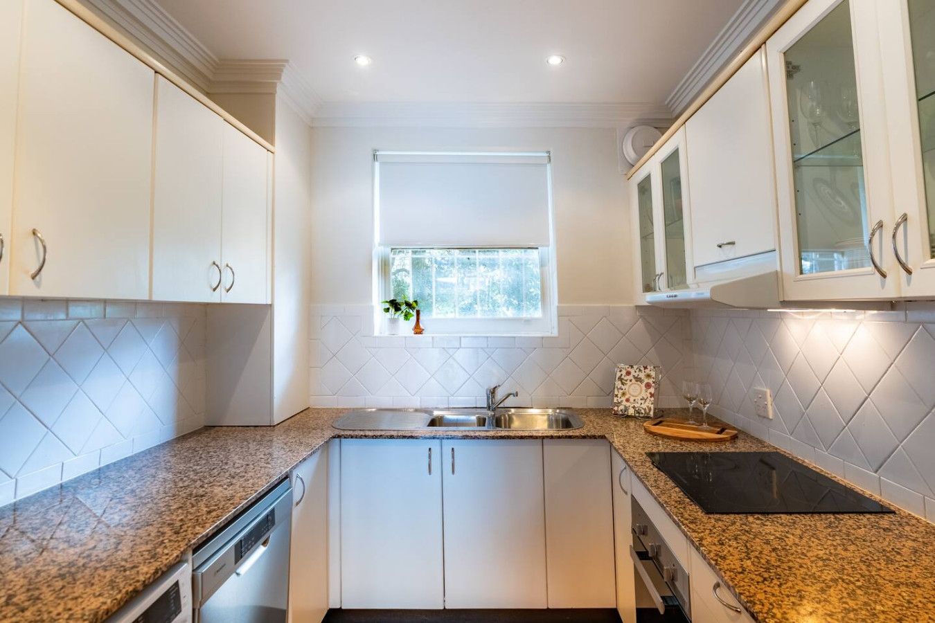 Kirribilli Harbour View 2BR Apartment – Monthly Stays - Image 8