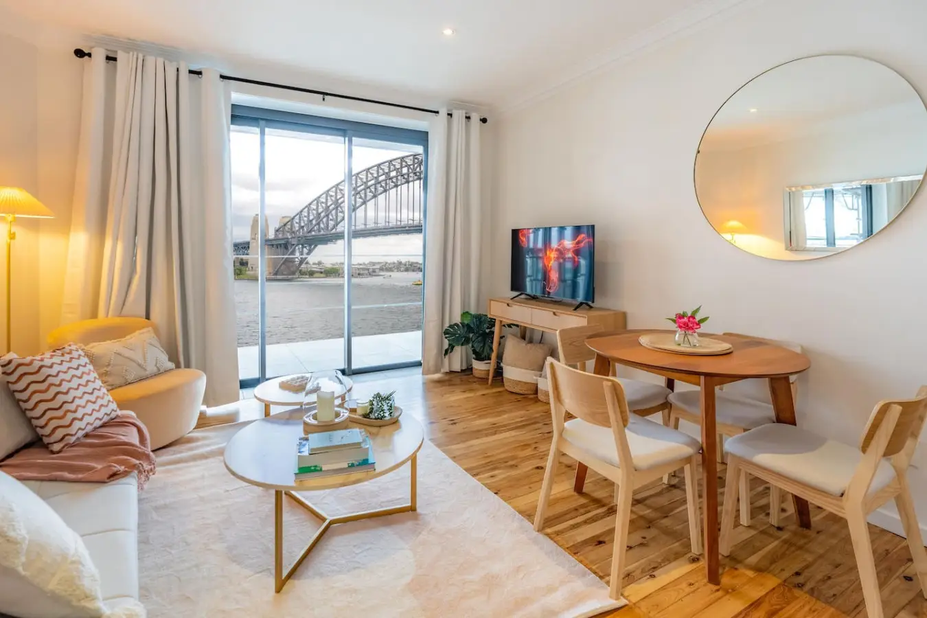 Kirribilli 2BR Apartment with Sydney Harbour Views - Image 1