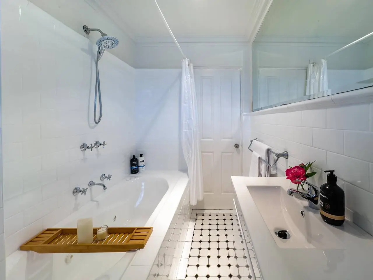 Kirribilli 2BR Apartment with Sydney Harbour Views - Image 13