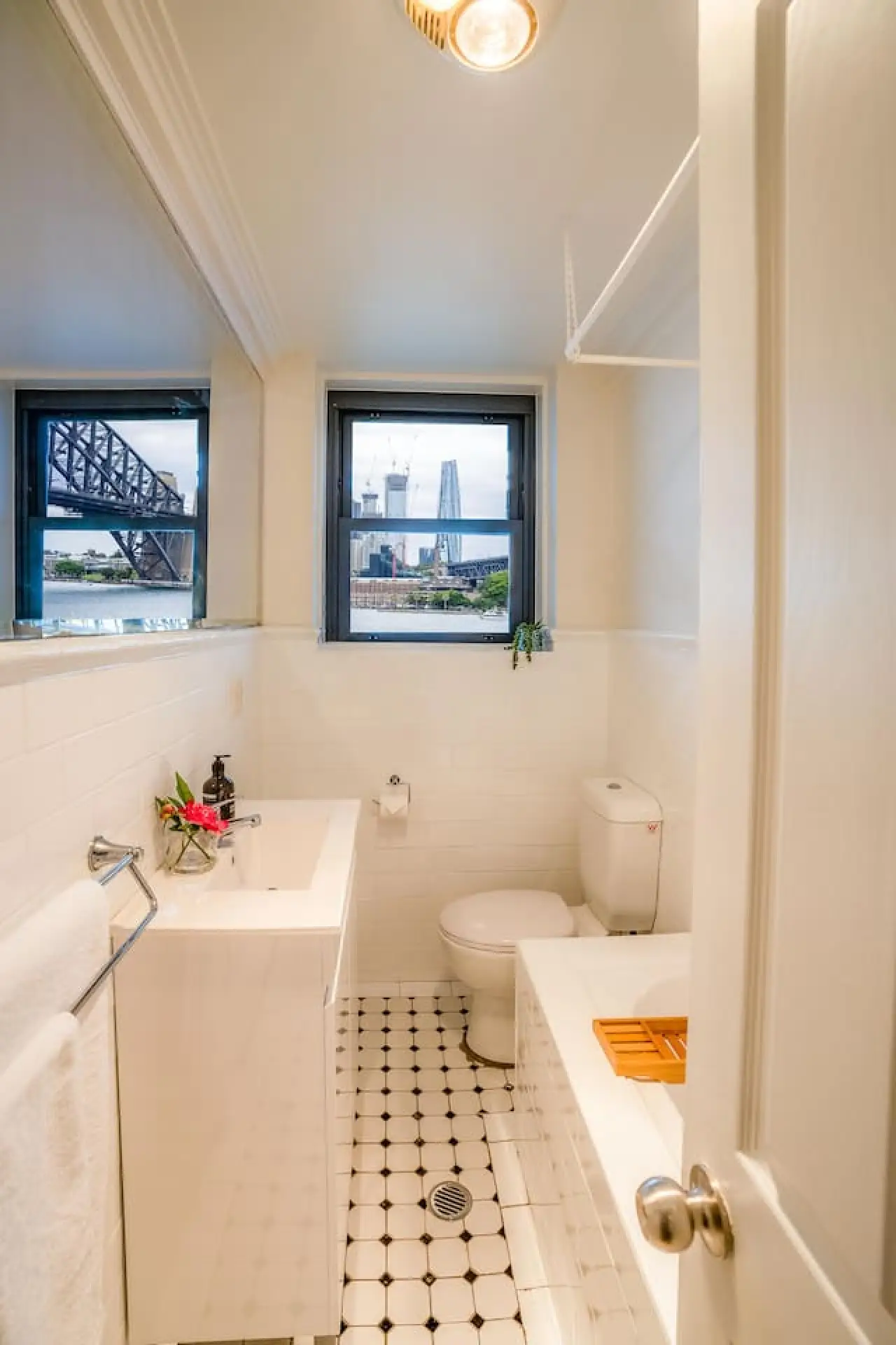 Kirribilli 2BR Apartment with Sydney Harbour Views - Image 17