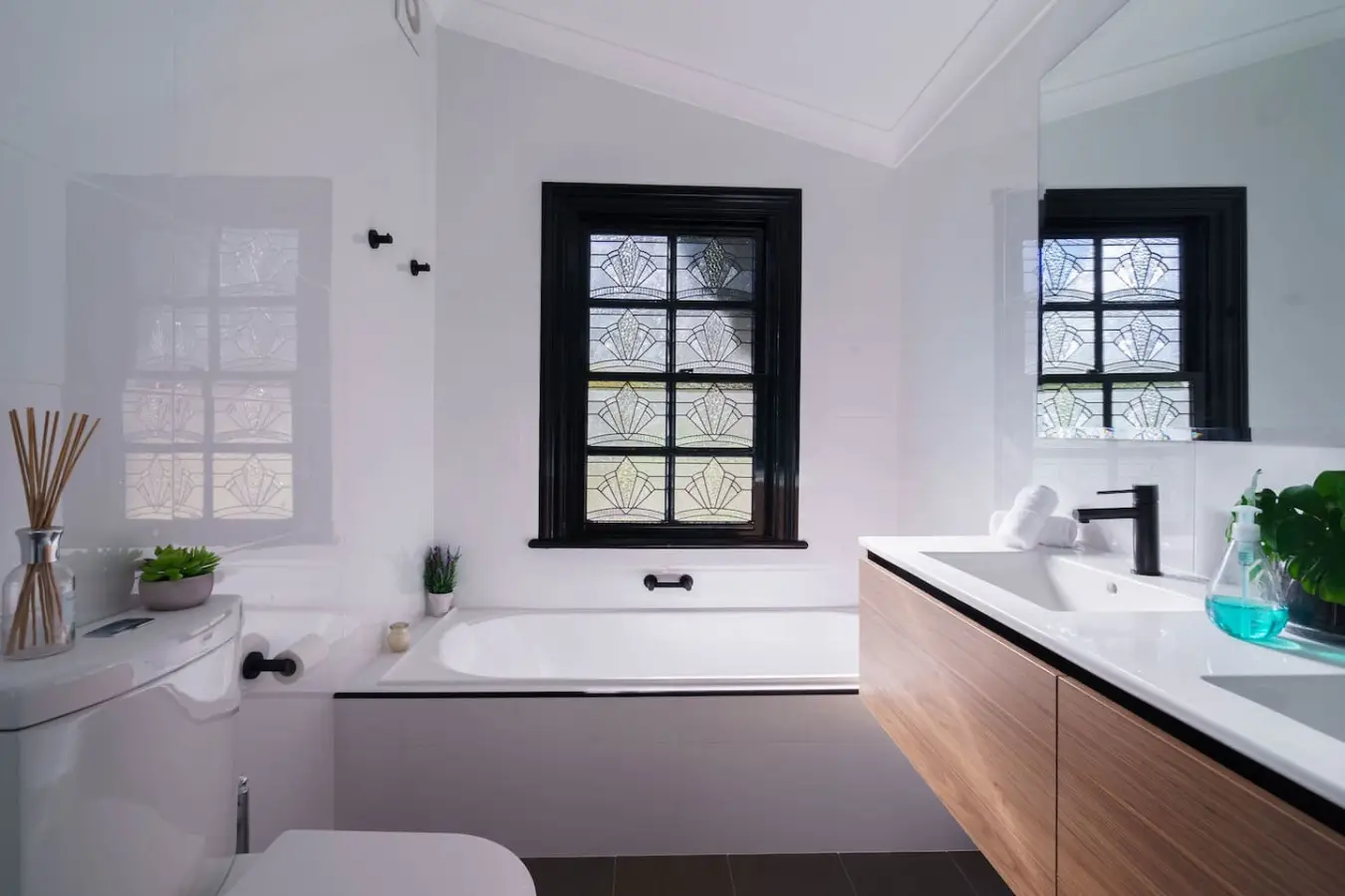 Bryn-y-Mor Cottage – Romantic Fireplace Getaway, Leura - Image 19