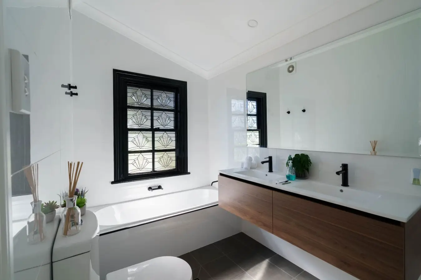 Bryn-y-Mor Cottage – Romantic Fireplace Getaway, Leura - Image 13