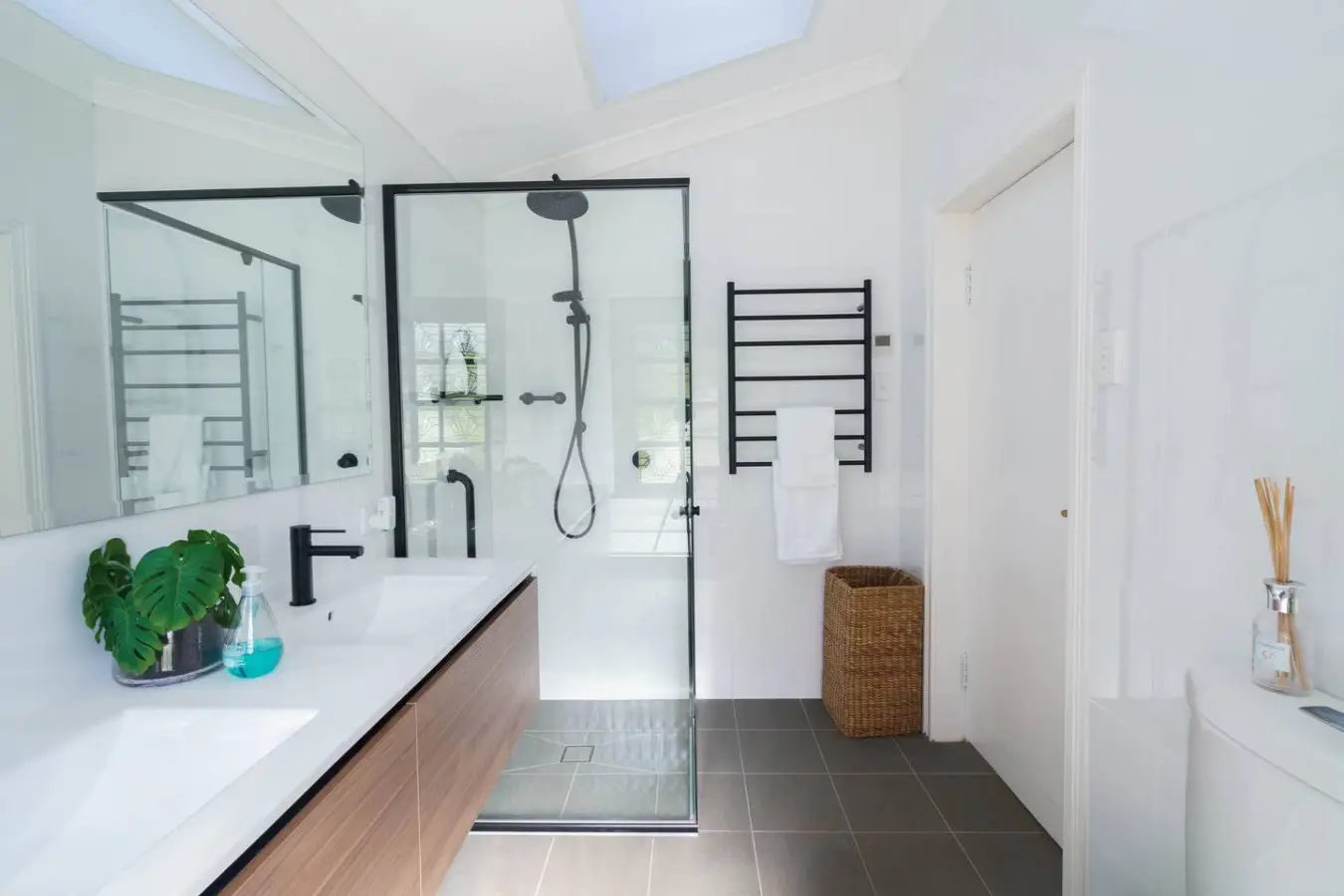 Bryn-y-Mor Cottage – Romantic Fireplace Getaway, Leura - Image 14