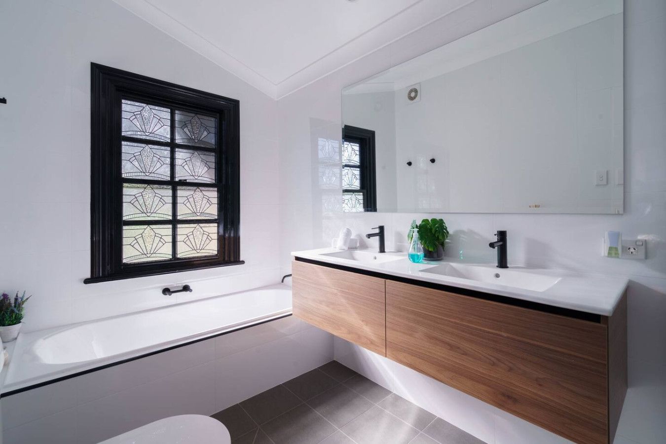 Bryn-y-Mor Cottage – Romantic Fireplace Getaway, Leura - Image 5