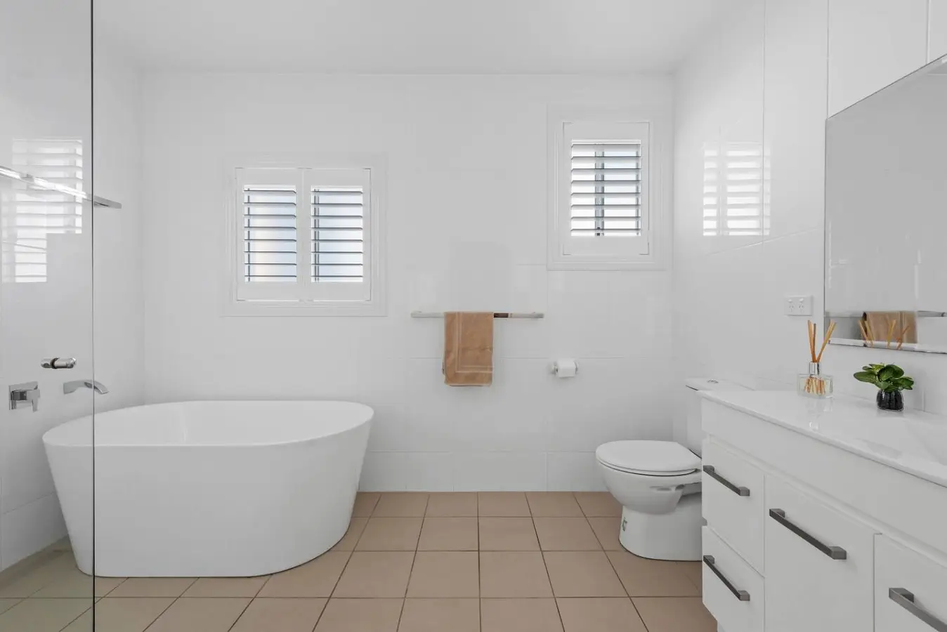 The Lighthouse – 4BR Beach House, Sleeps 10, Mollymook - Image 24