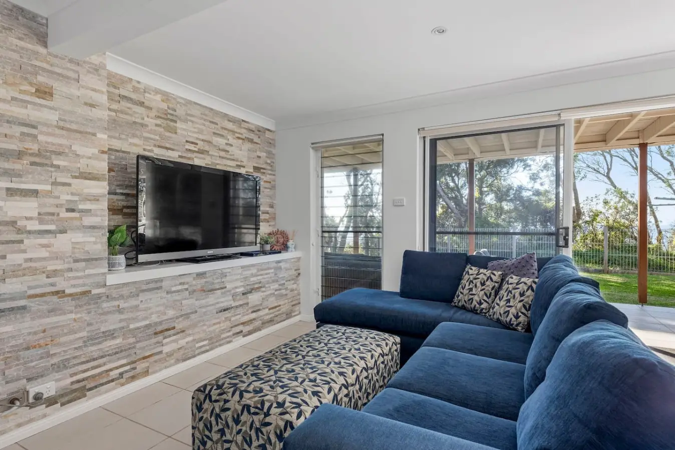 The Lighthouse – 4BR Beach House, Sleeps 10, Mollymook - Image 23