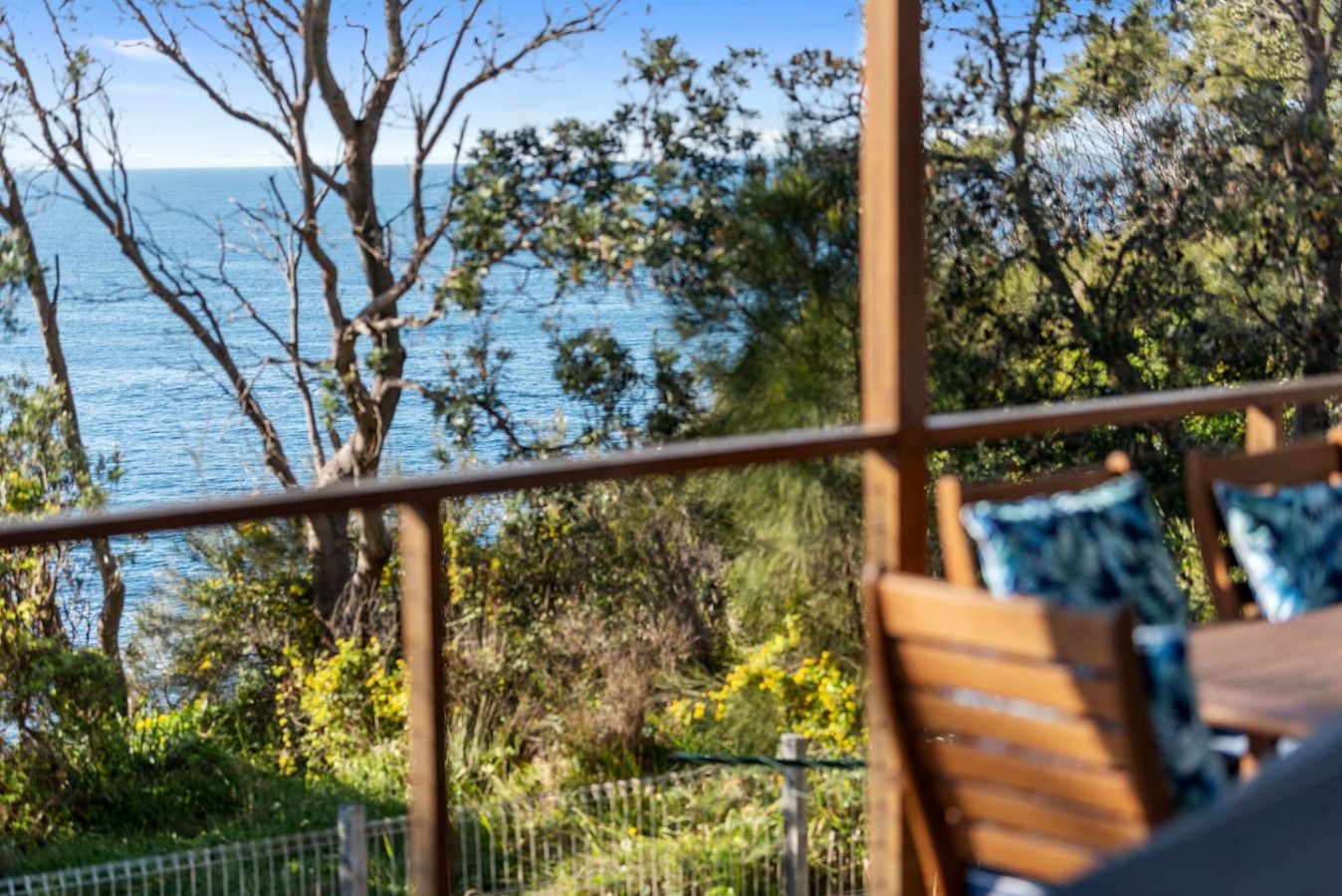 The Lighthouse – 4BR Beach House, Sleeps 10, Mollymook - Image 3