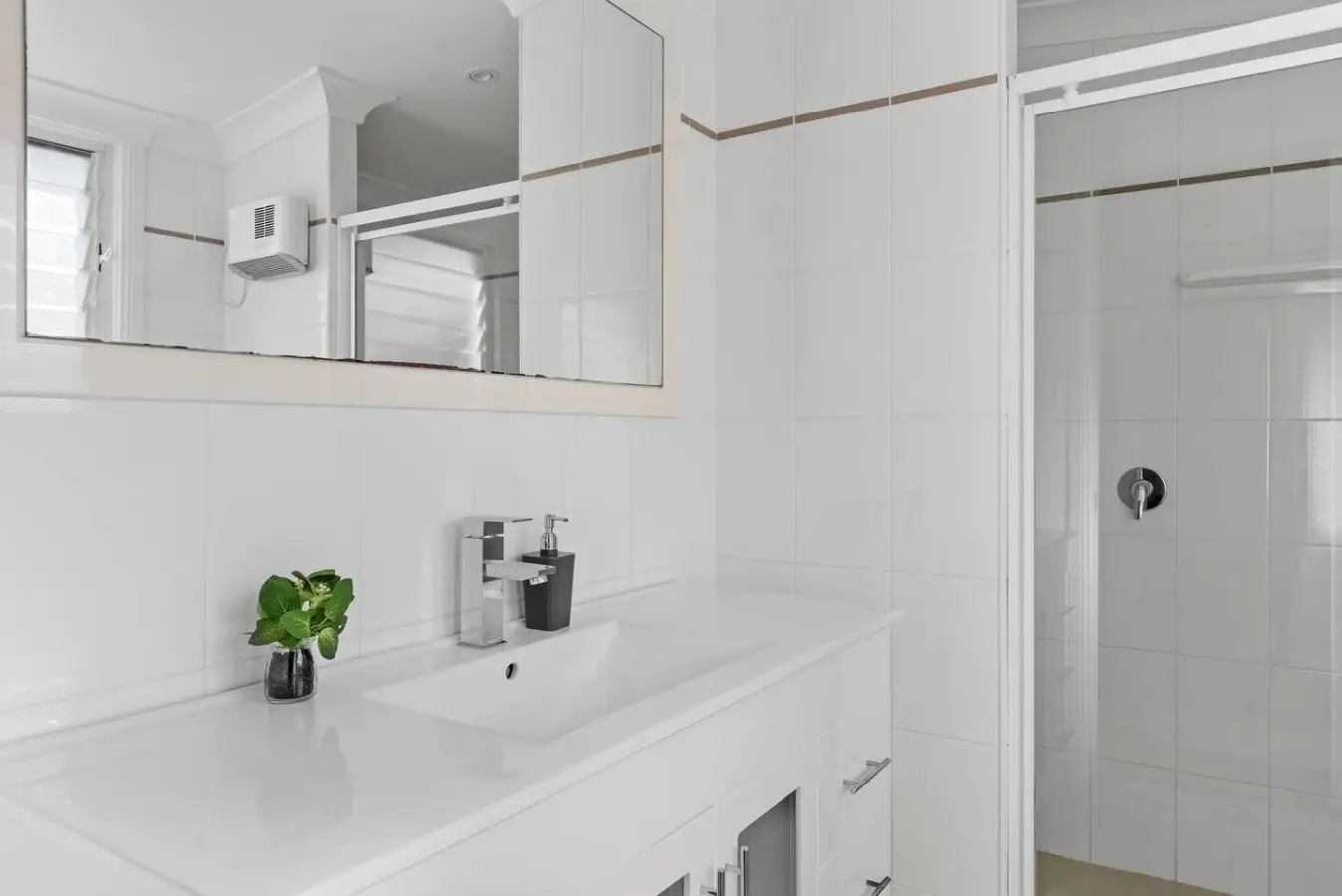 The Lighthouse – 4BR Beach House, Sleeps 10, Mollymook - Image 27