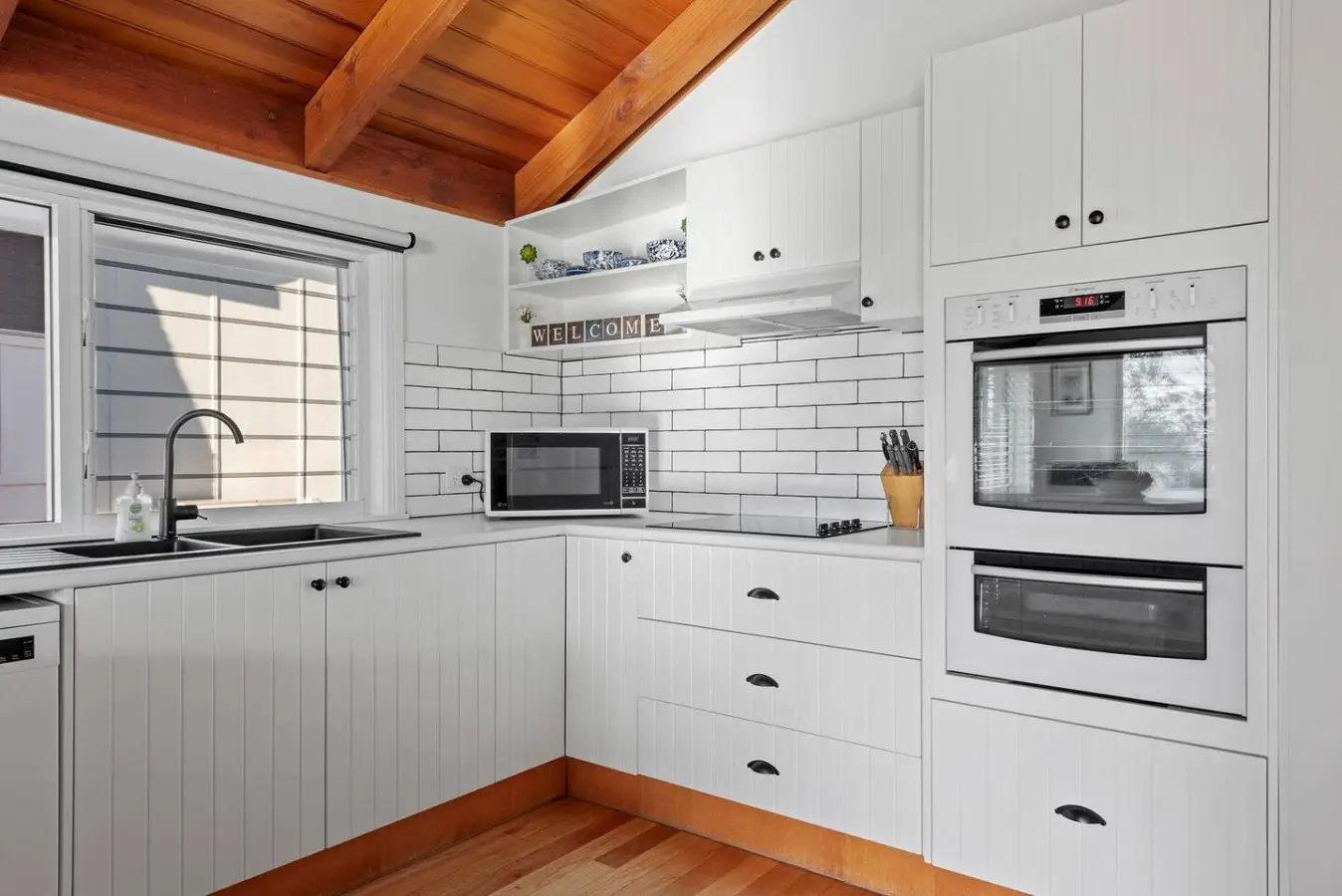 The Lighthouse – 4BR Beach House, Sleeps 10, Mollymook - Image 8
