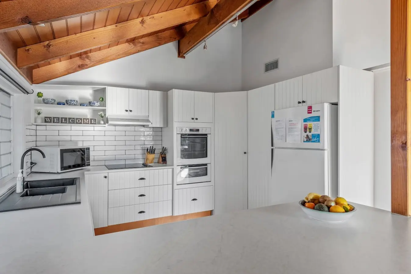 The Lighthouse – 4BR Beach House, Sleeps 10, Mollymook - Image 10