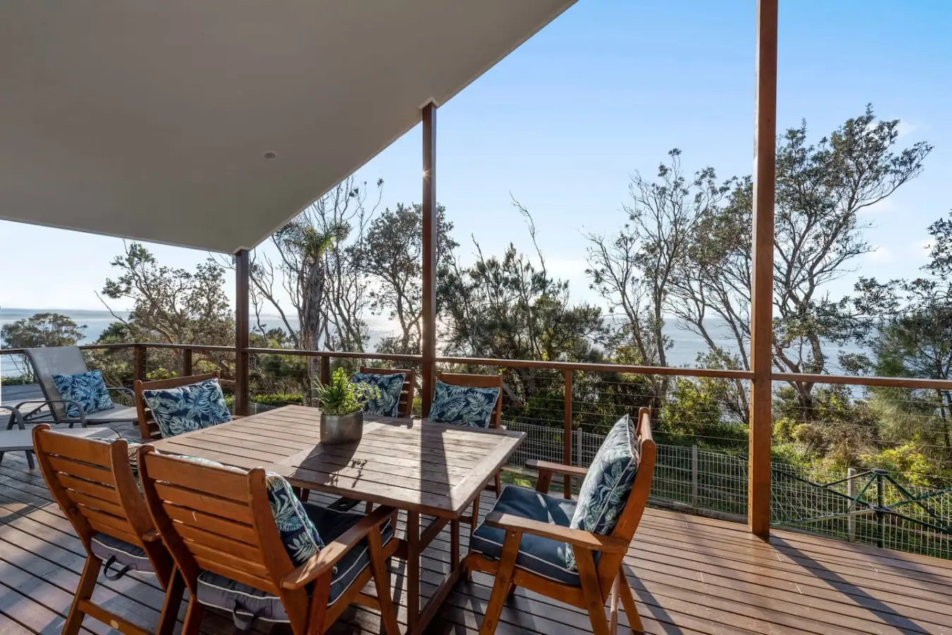 The Lighthouse – 4BR Beach House, Sleeps 10, Mollymook - Image 1