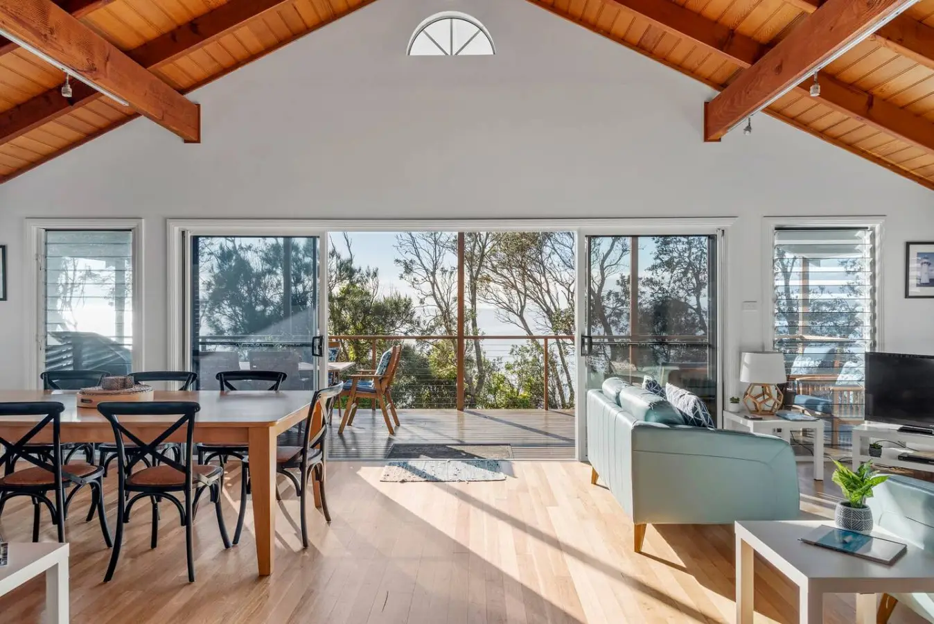 The Lighthouse – 4BR Beach House, Sleeps 10, Mollymook - Image 15