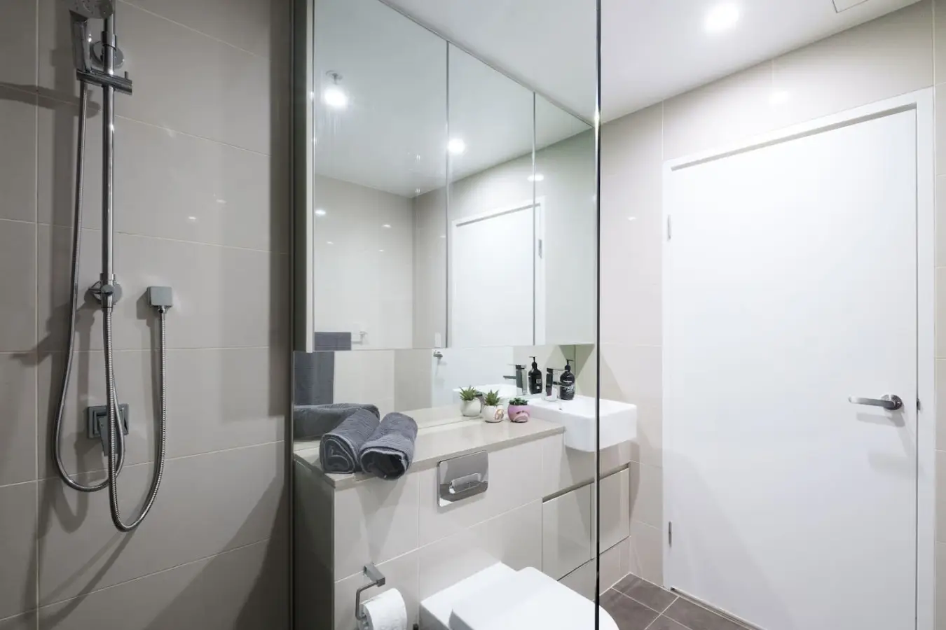 Sydney CBD 2-Bedroom Apartment with Hyde Park Views – Sleeps 6 - Image 13